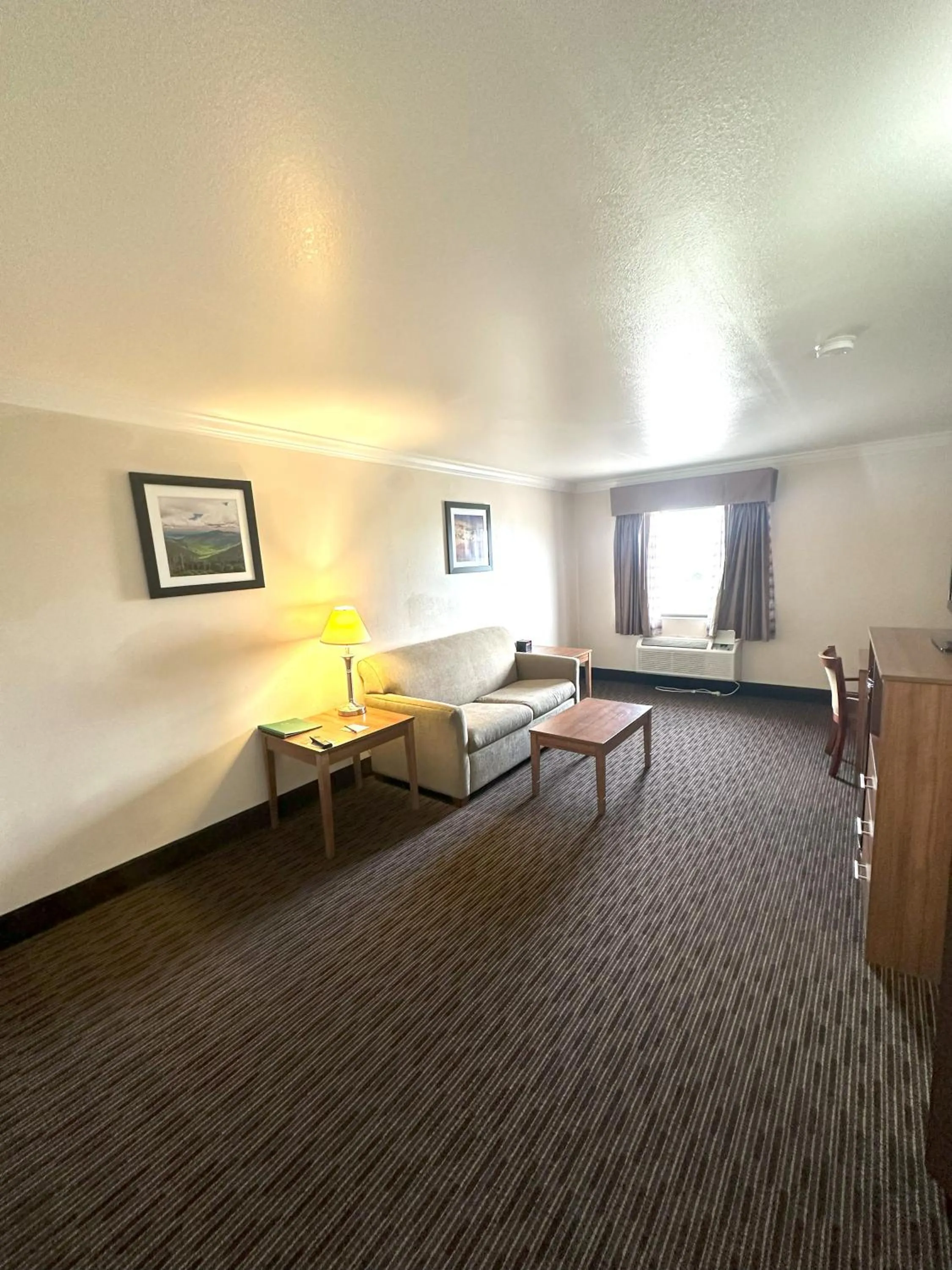 Living room, Bed in Sunflower Inn & Suites
