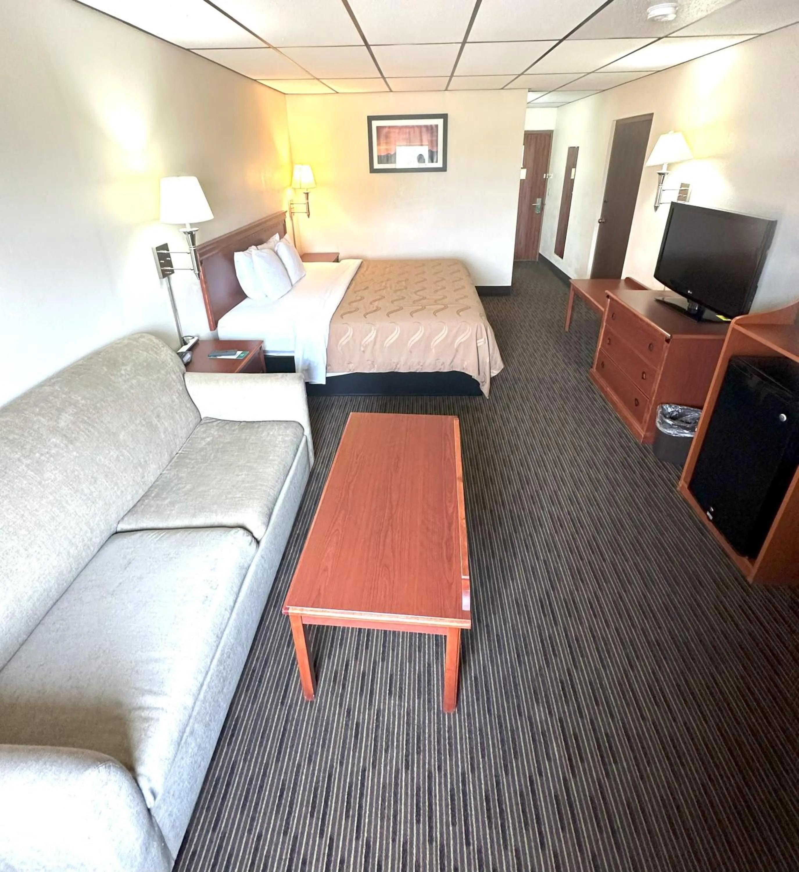 Bed in Sunflower Inn & Suites