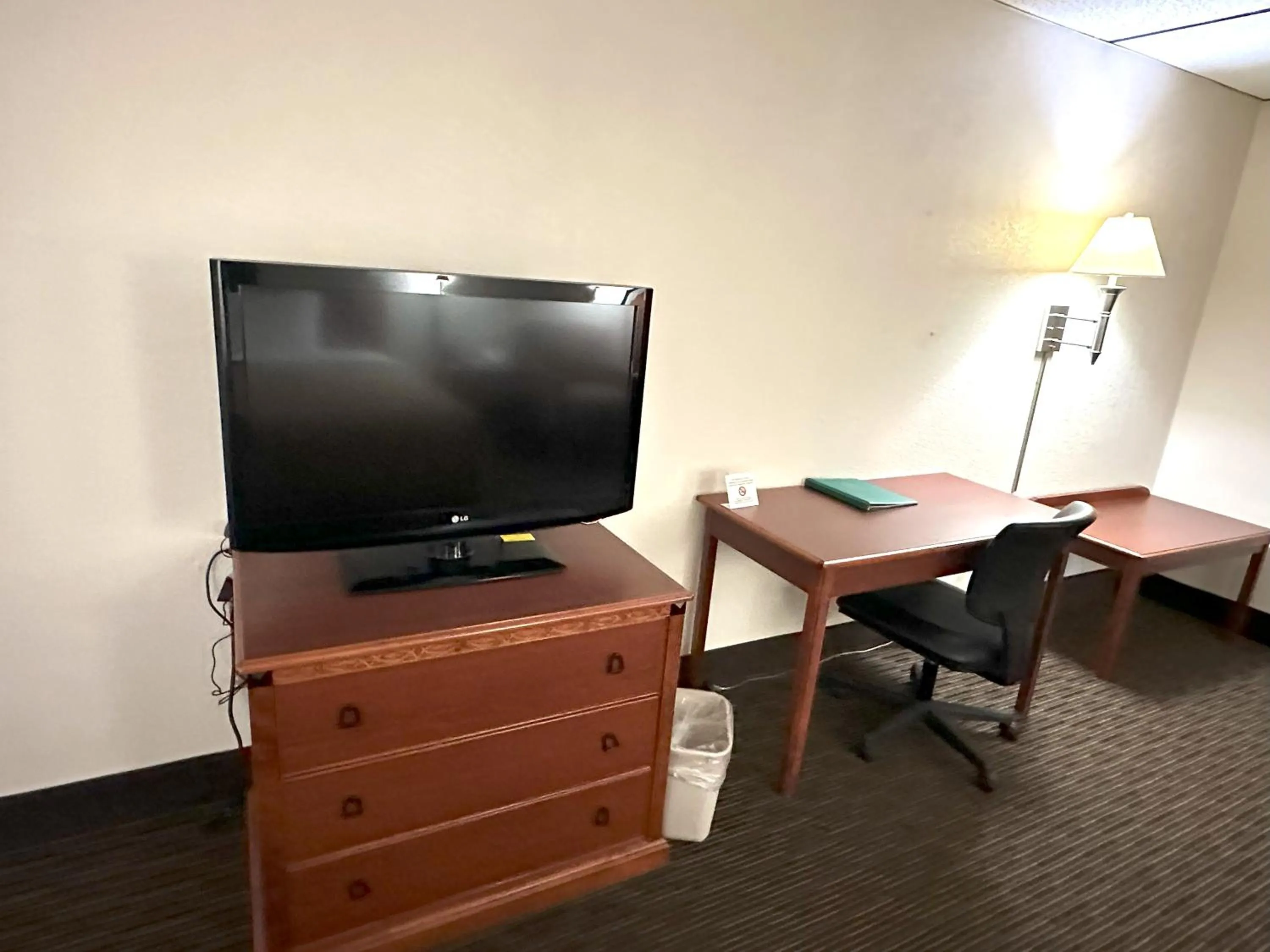 TV and multimedia in Sunflower Inn & Suites
