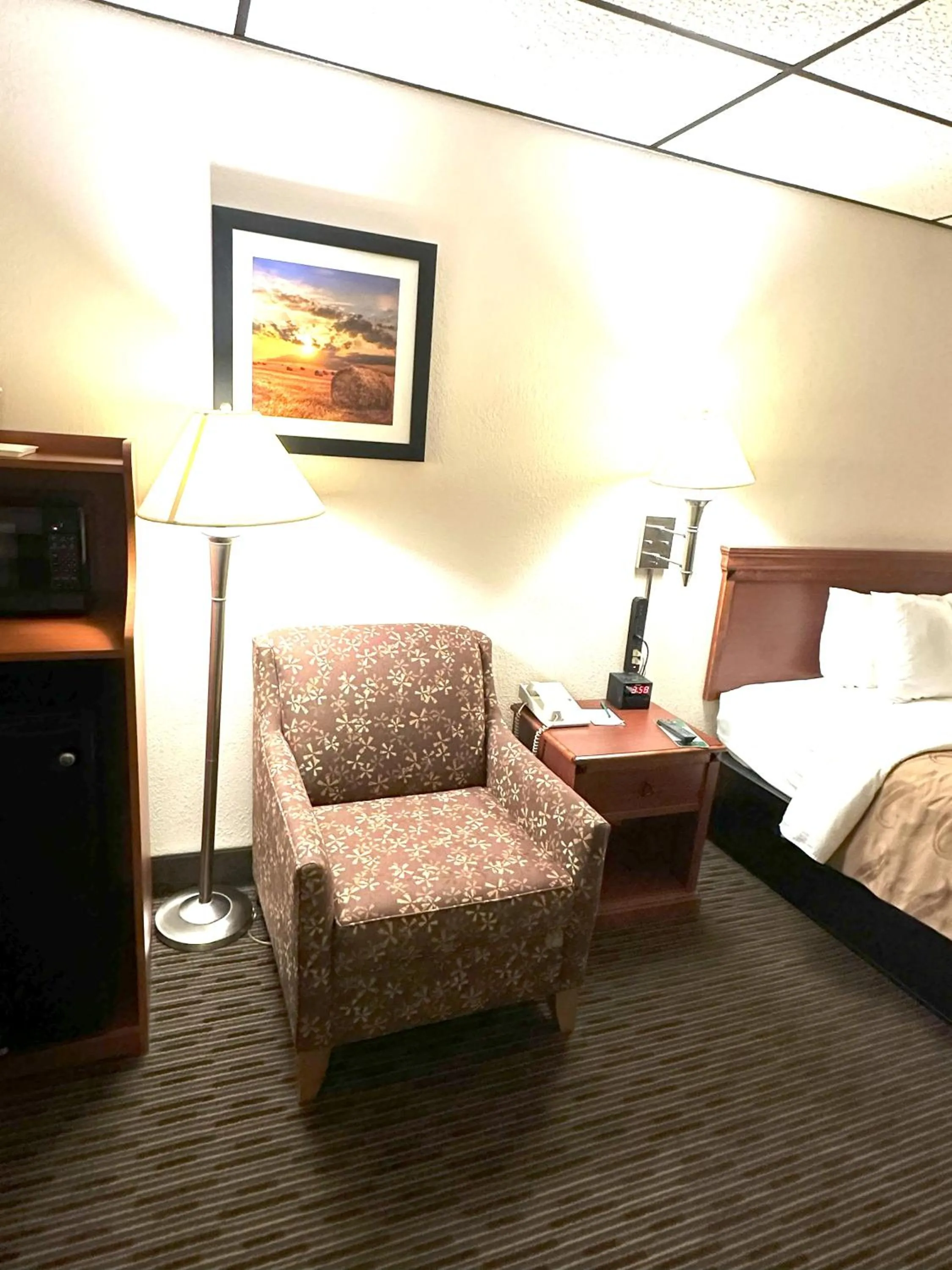 Bedroom, Bed in Sunflower Inn & Suites