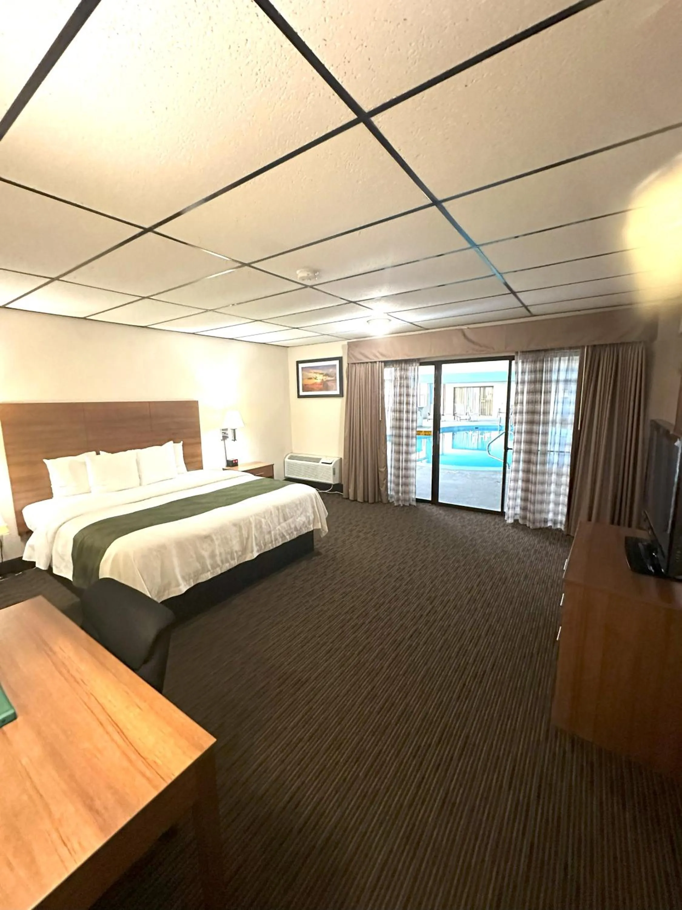 Patio, Bed in Sunflower Inn & Suites