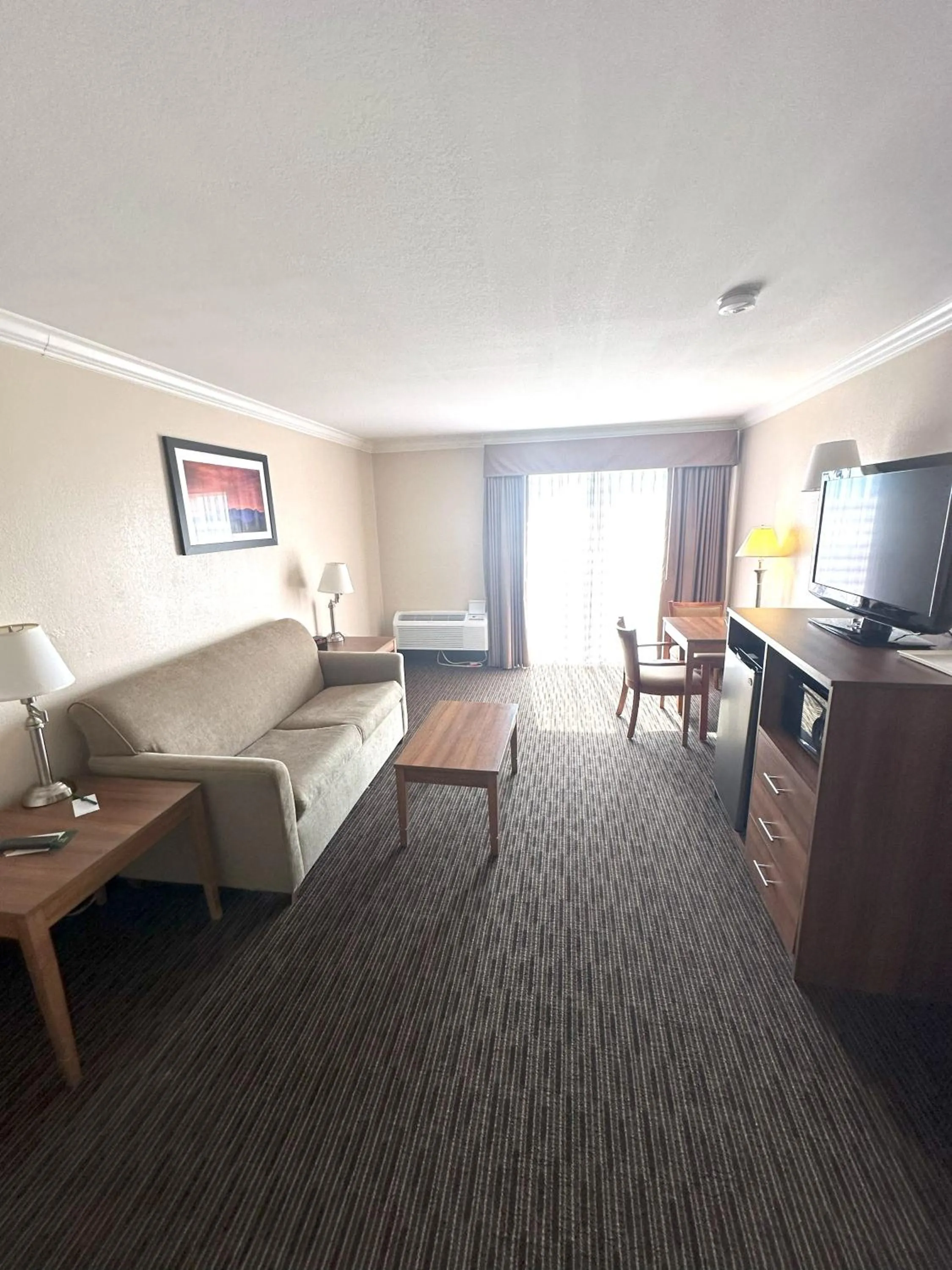 TV and multimedia, Bed in Sunflower Inn & Suites