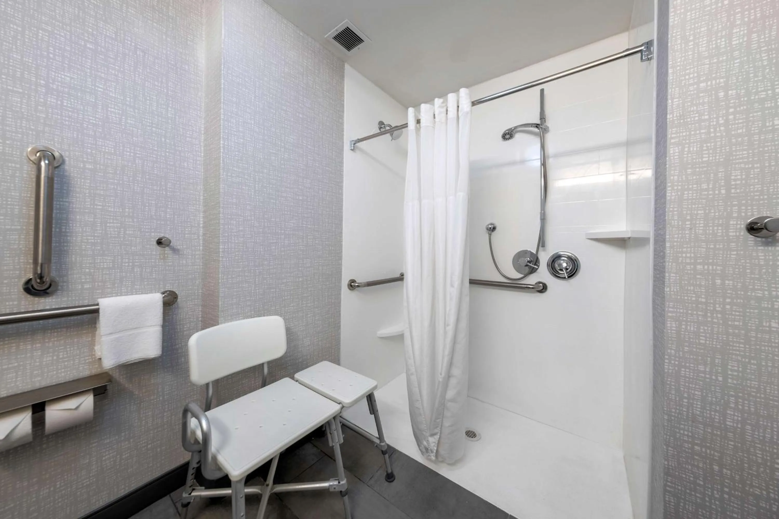 Bathroom in Hampton Inn Swedesboro Philadelphia