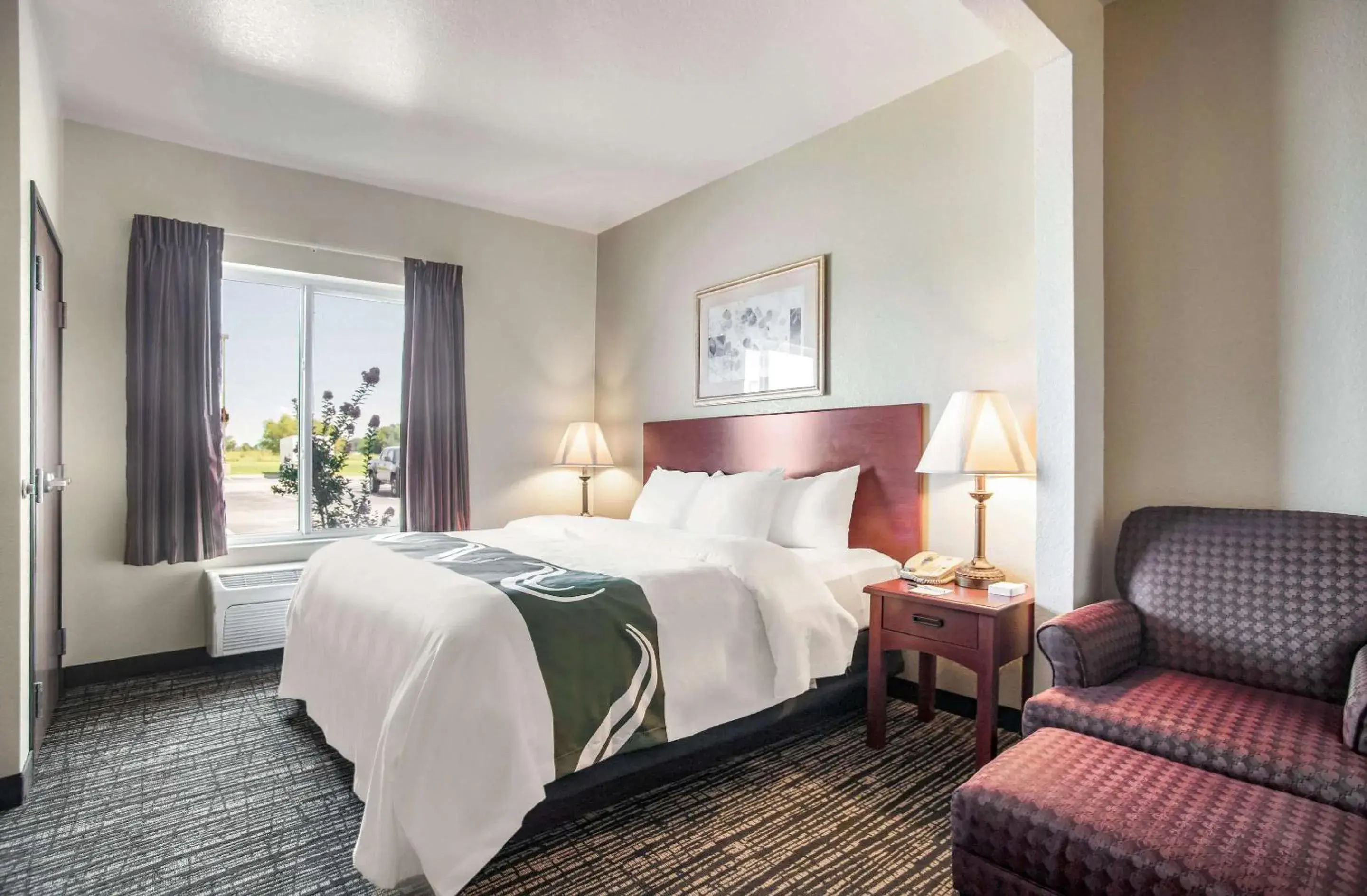 King Suite with Spa Bath in Quality Inn Parsons North King Suite with Spa Bath in Quality Inn Parsons North