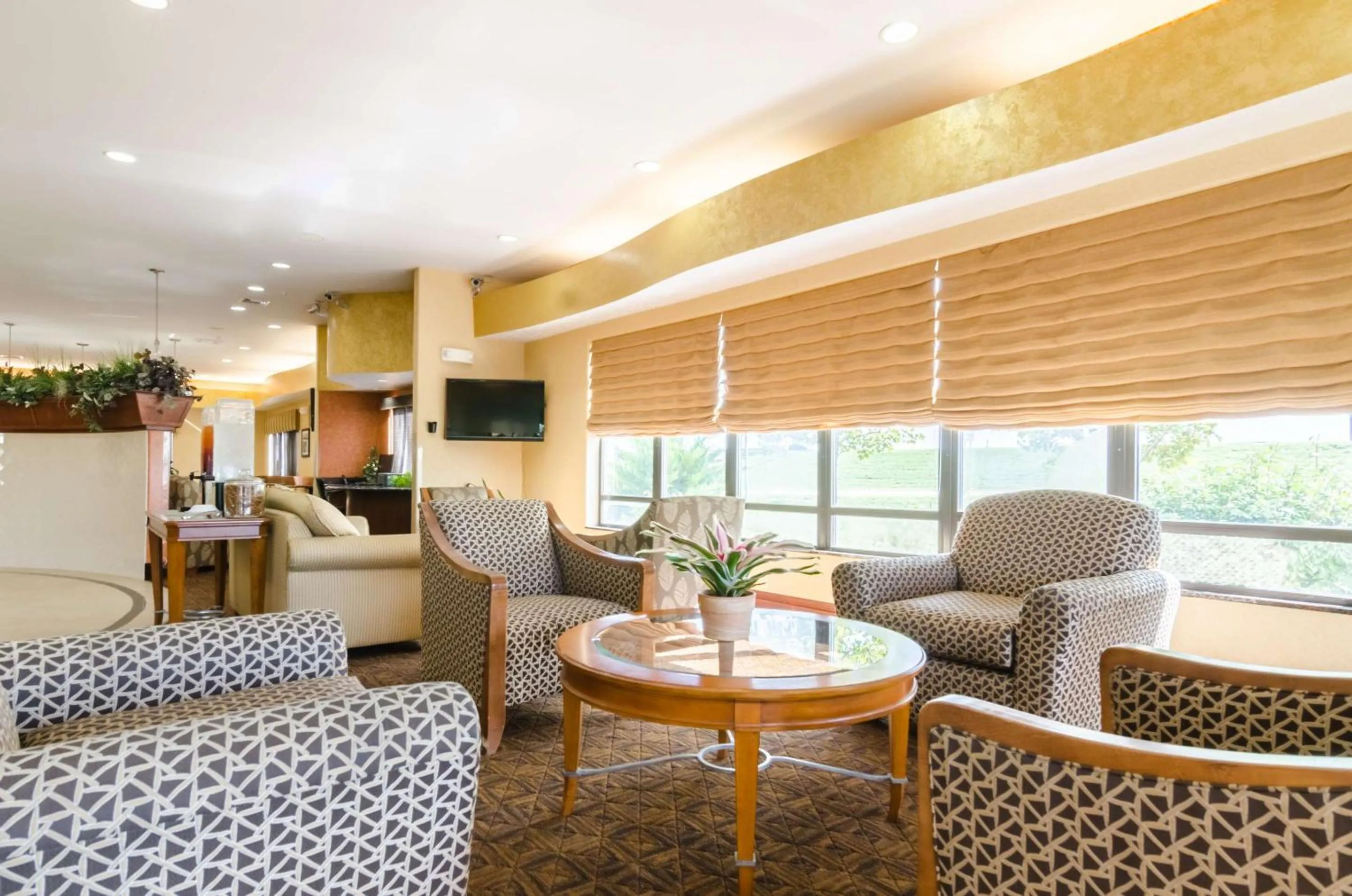 Lobby or reception in Comfort Suites Salina South