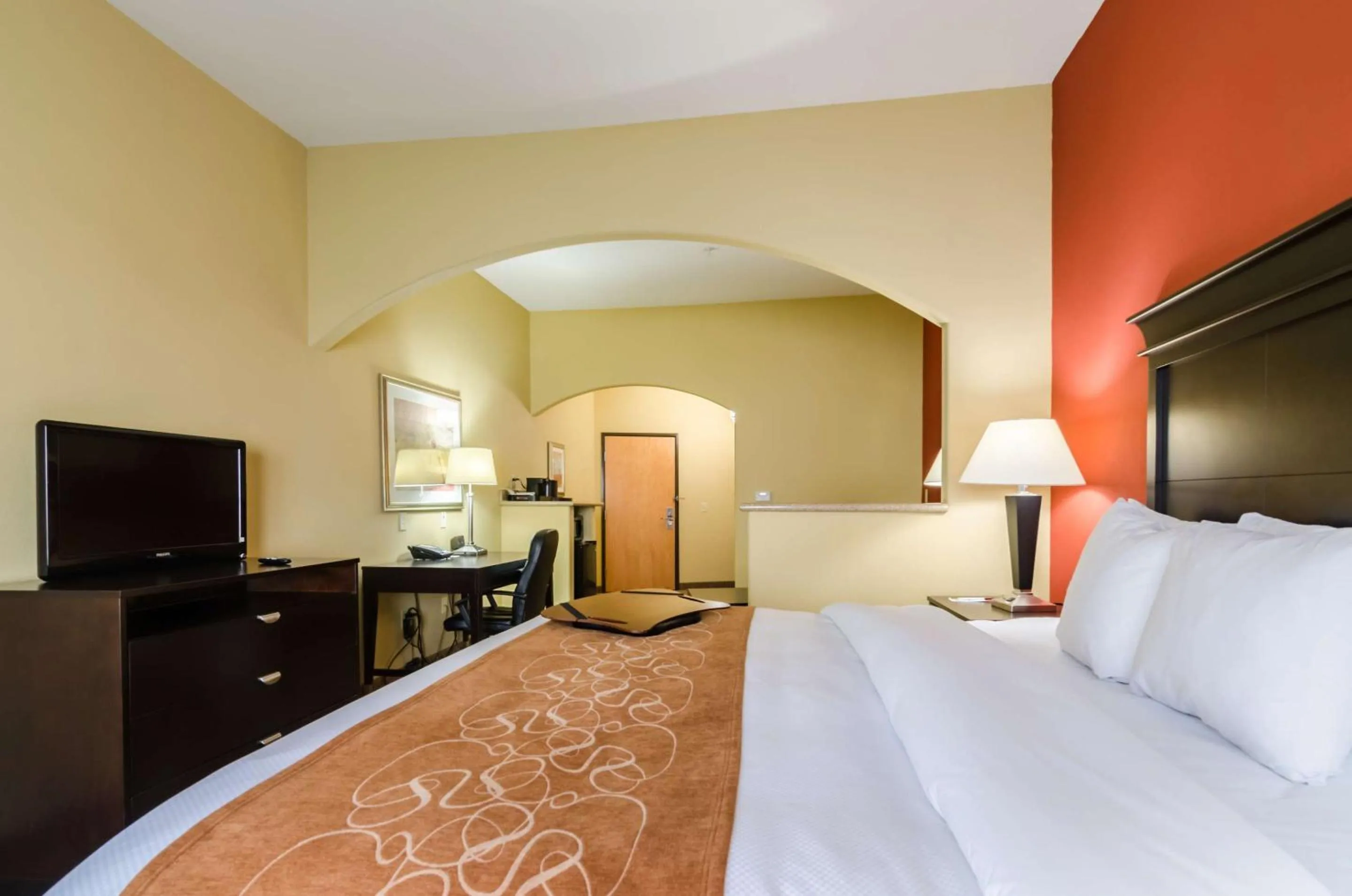 Bedroom in Comfort Suites Salina South