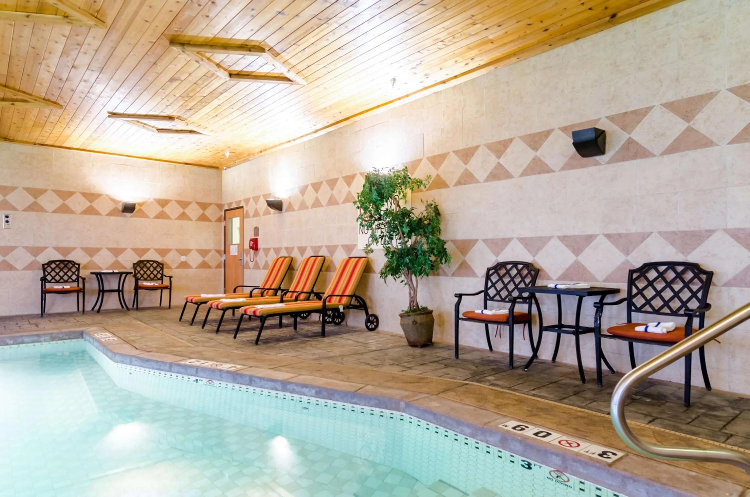 Swimming pool in Comfort Suites Salina South