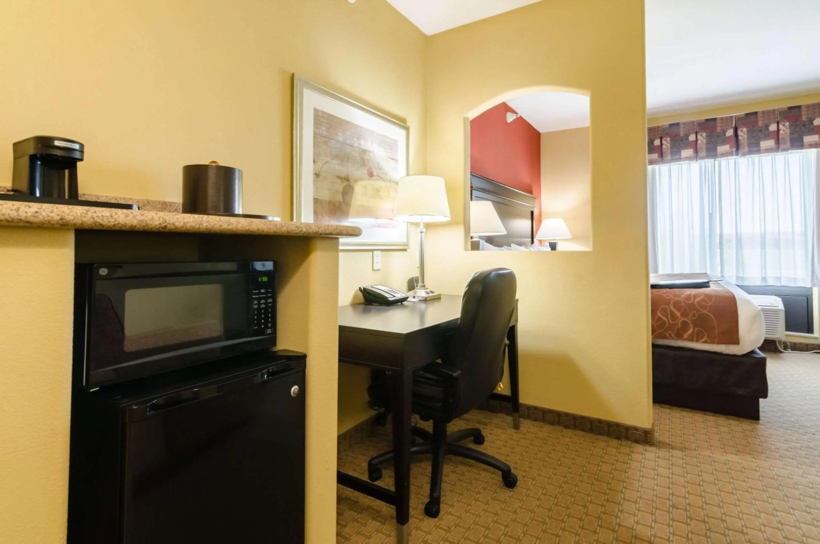 Photo of the whole room in Comfort Suites Salina South