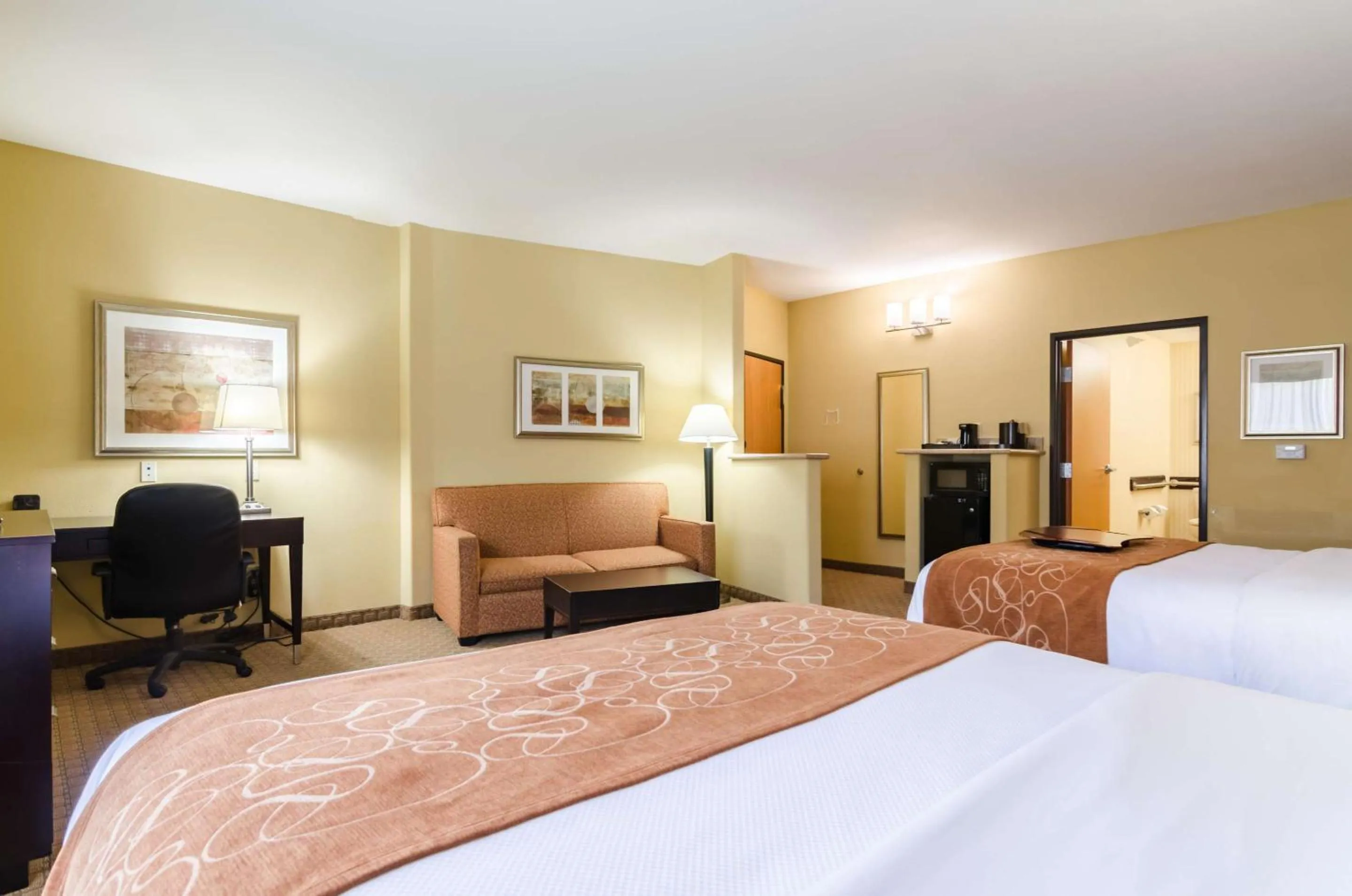 Bedroom in Comfort Suites Salina South