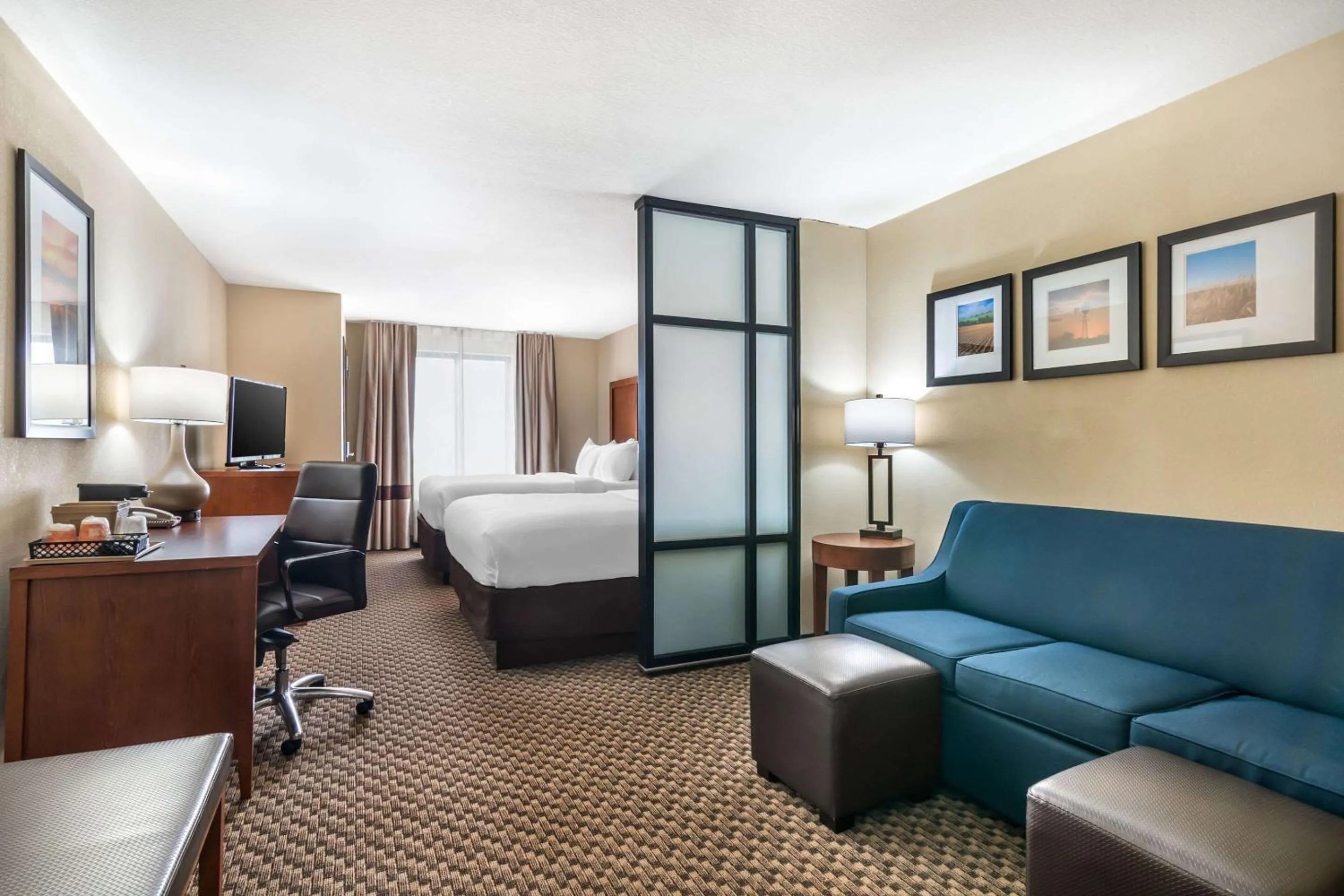 Bedroom, Bed in Comfort Suites Manhattan