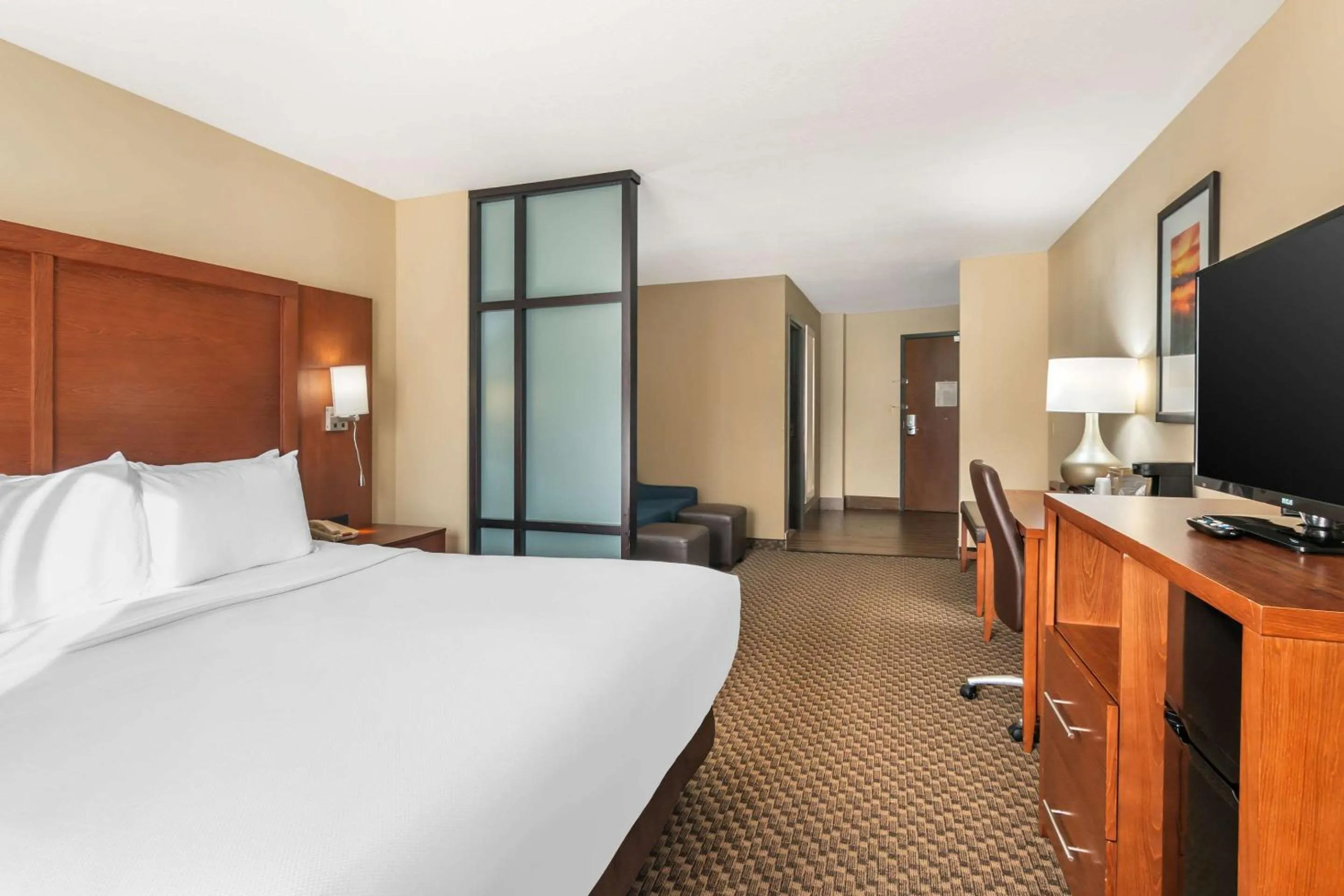 Bedroom, Bed in Comfort Suites Manhattan