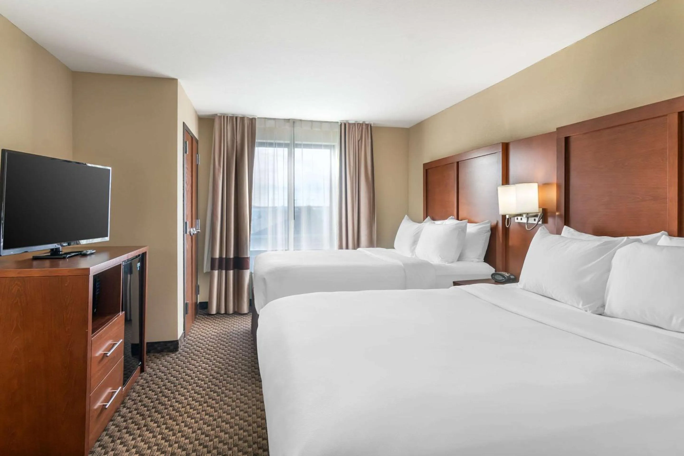 Bedroom, Bed in Comfort Suites Manhattan