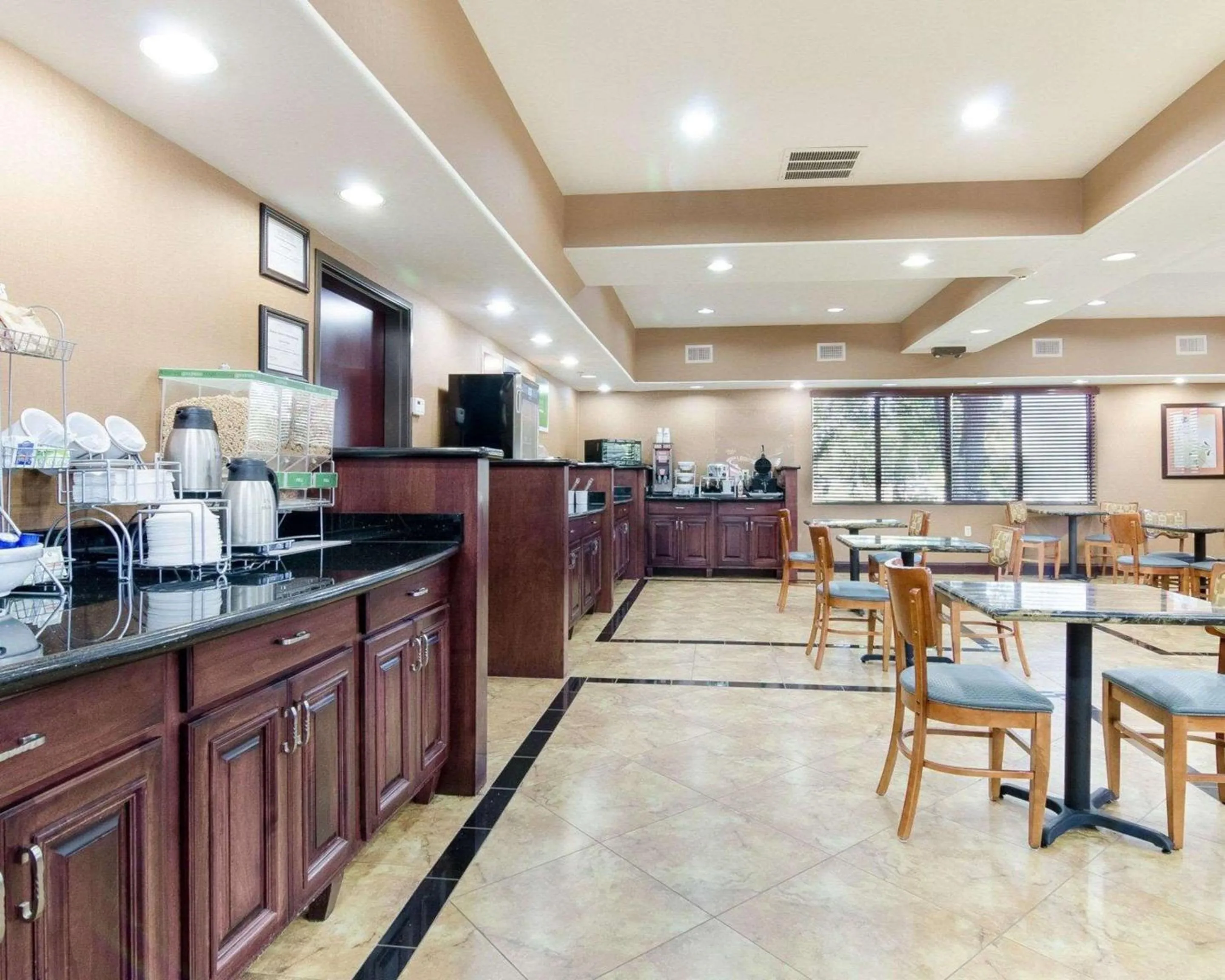 Breakfast in Comfort Suites Topeka Northwest