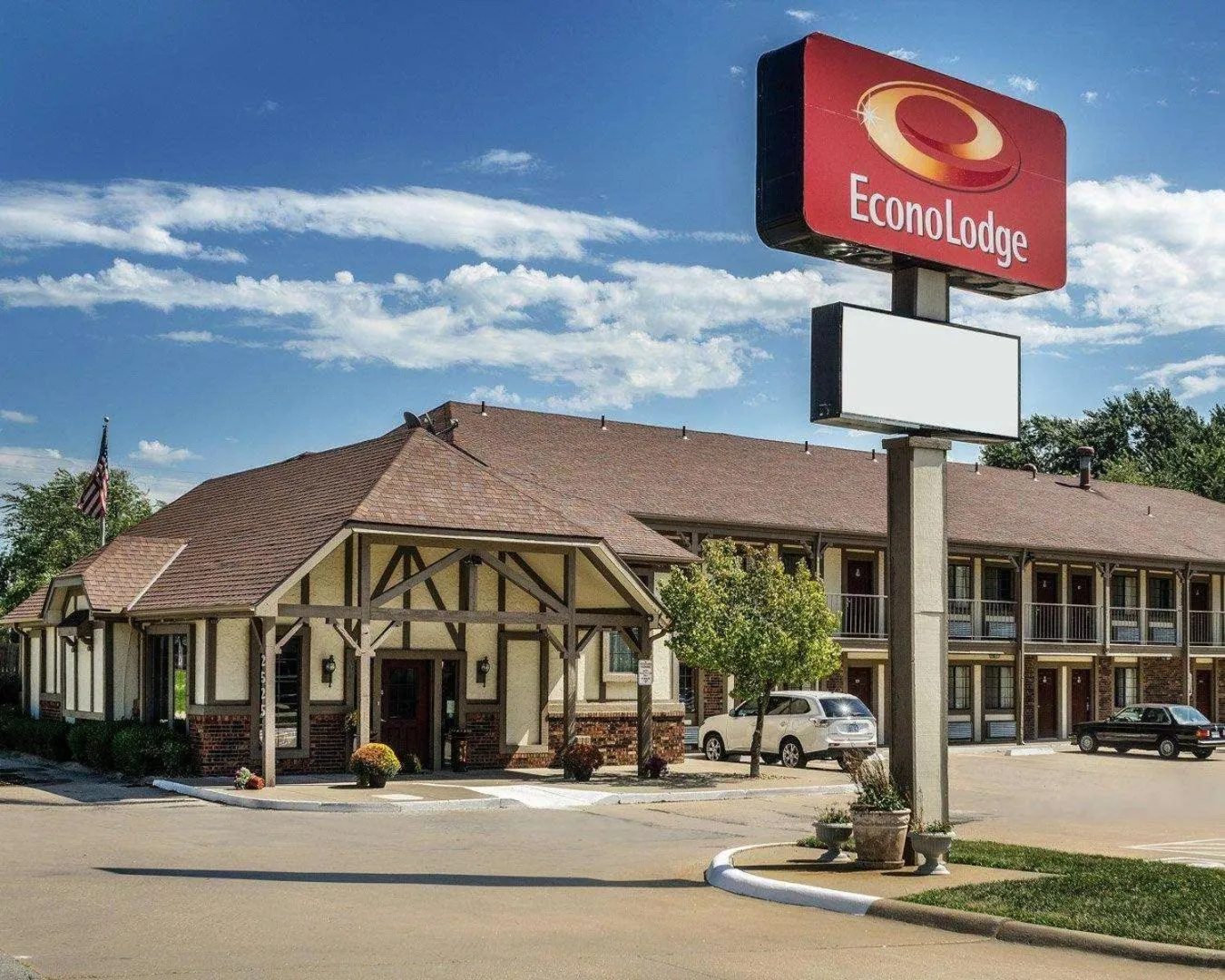 Property building in Econo Lodge Lawrence near University