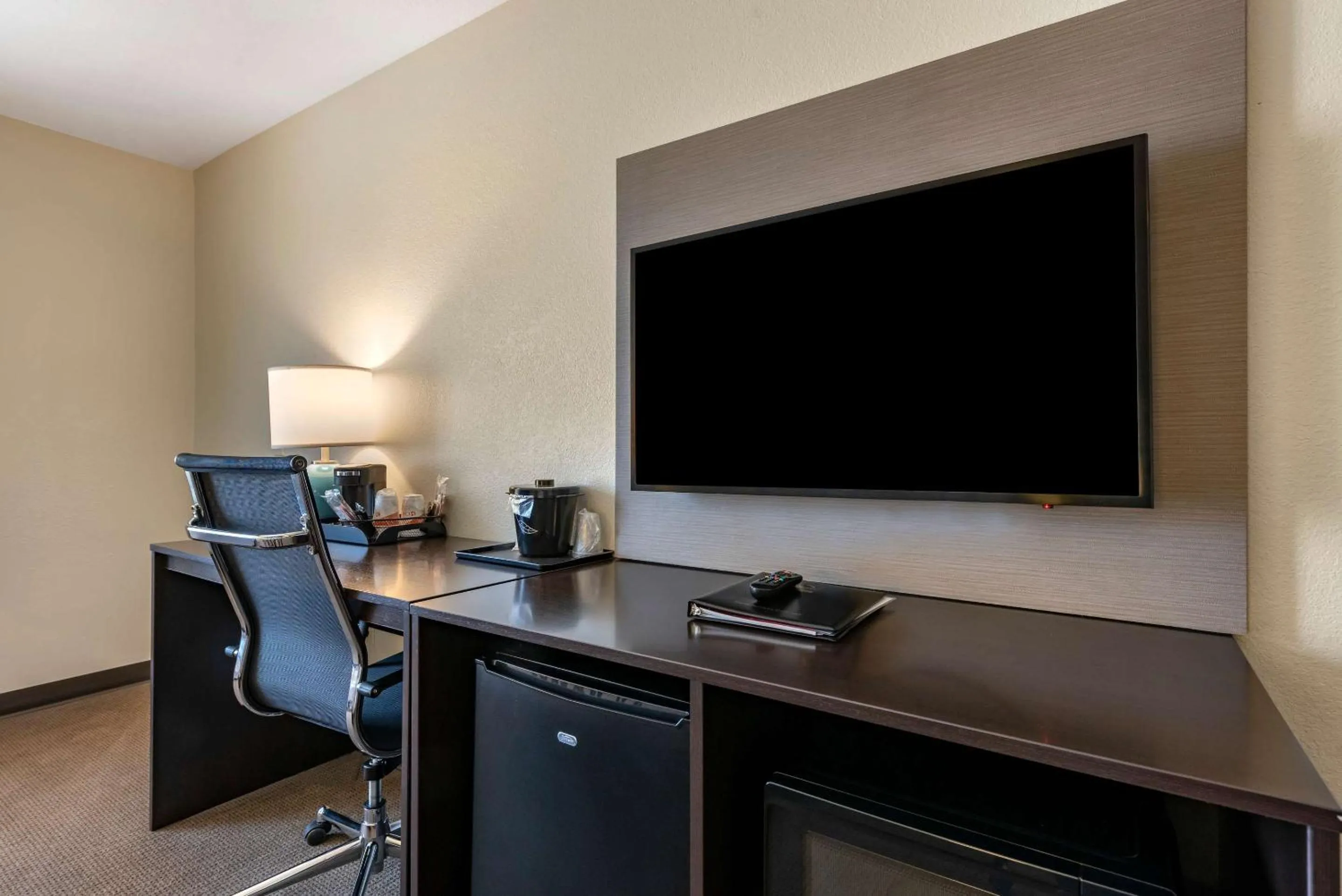 Bedroom in Sleep Inn & Suites Oakley I-70