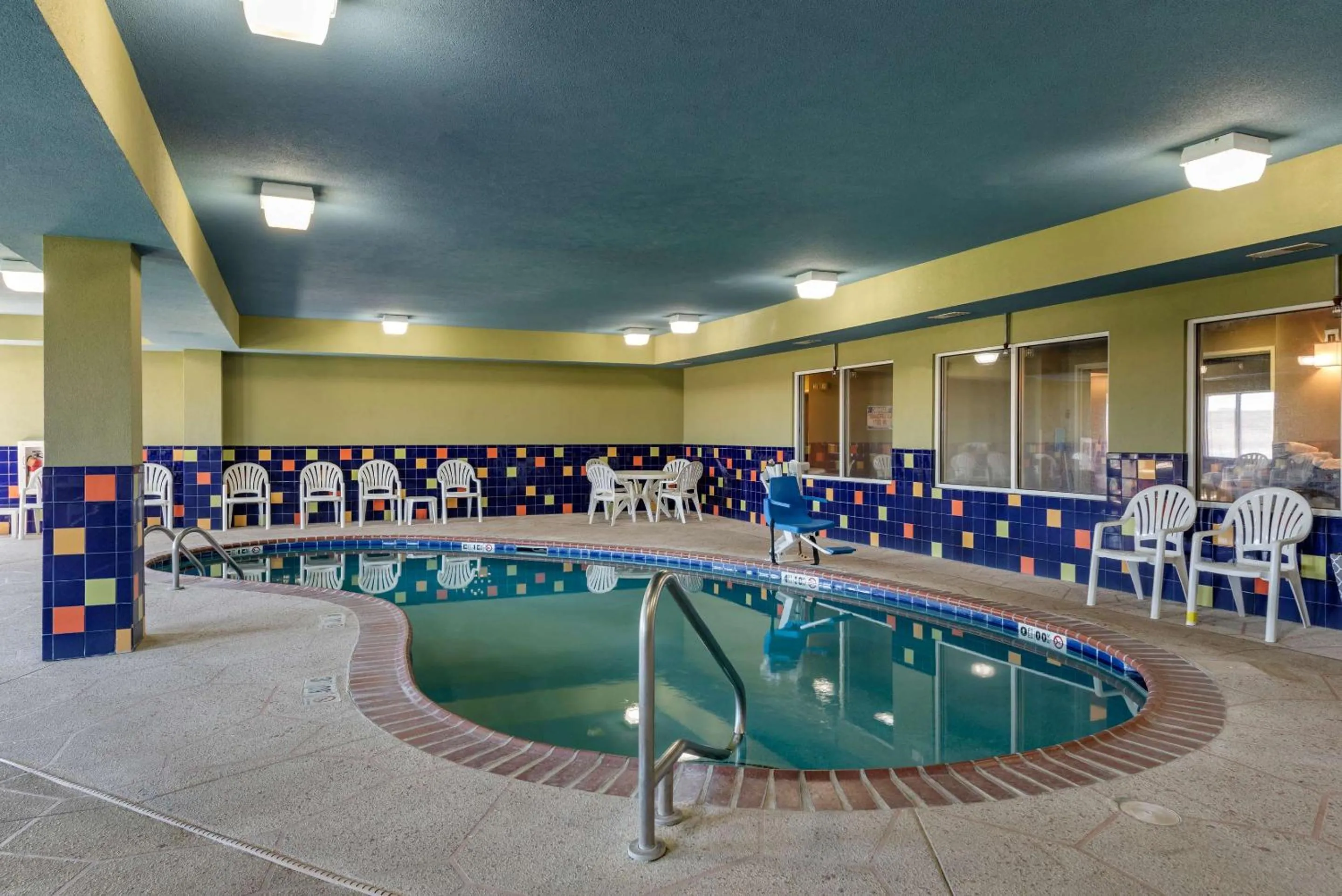 Swimming pool in Sleep Inn & Suites Oakley I-70