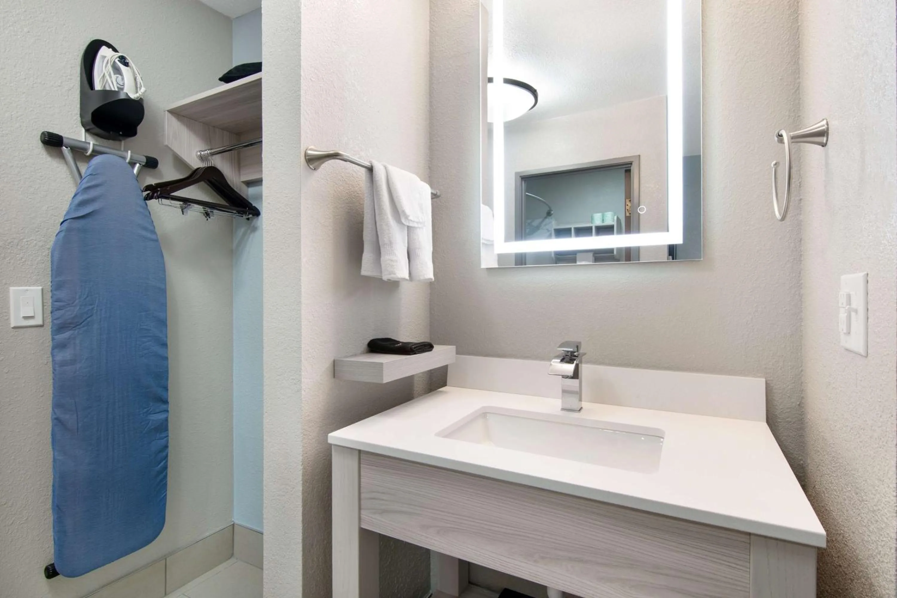 Bathroom in Best Western Park City Wichita North