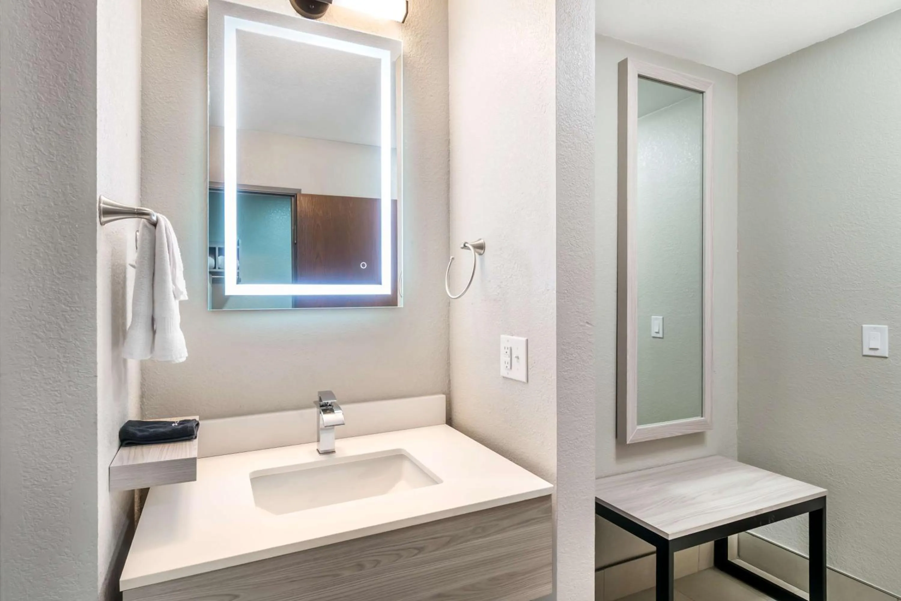 Bathroom in Best Western Park City Wichita North