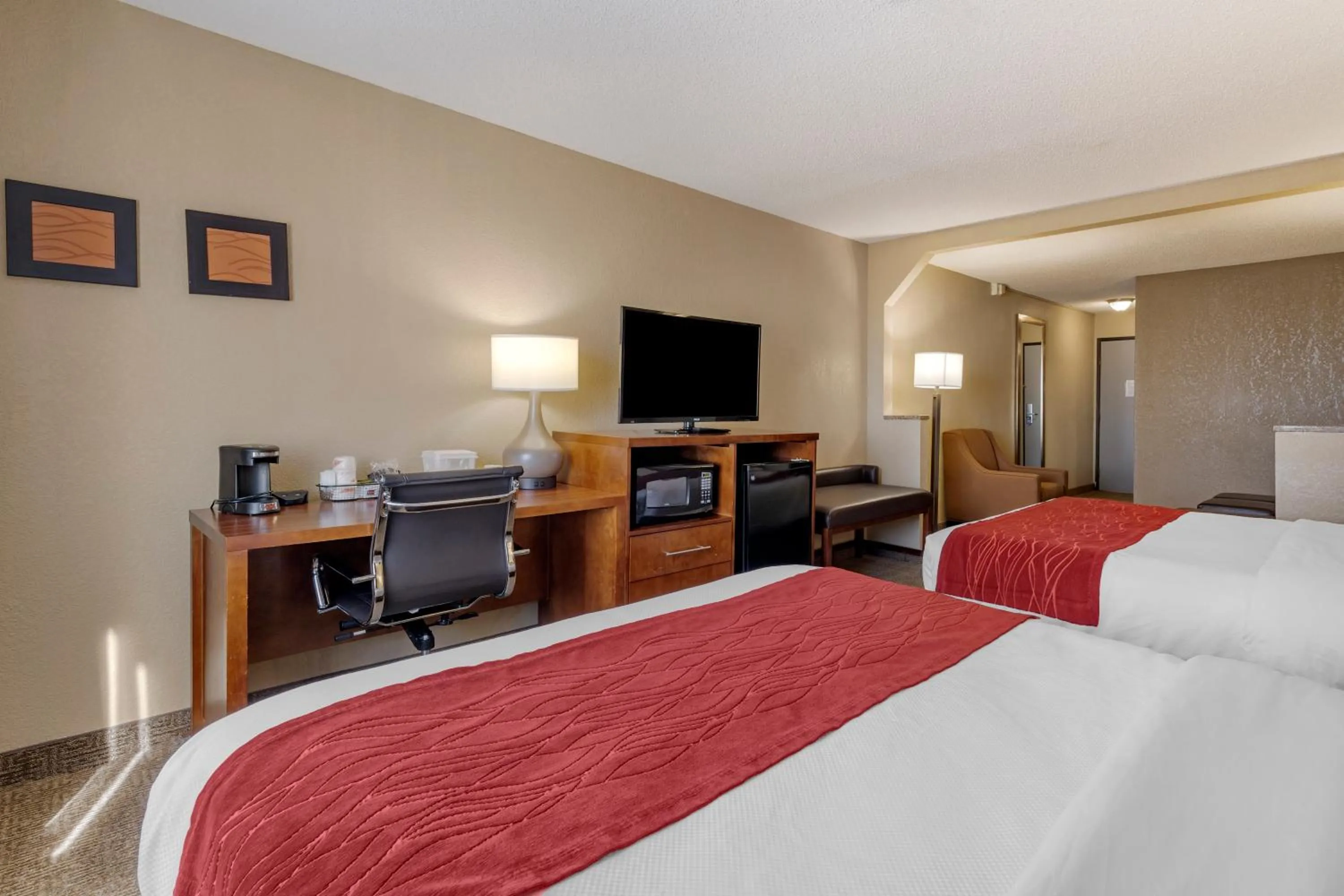 Photo of the whole room, Bed in Comfort Inn & Suites Hays I-70