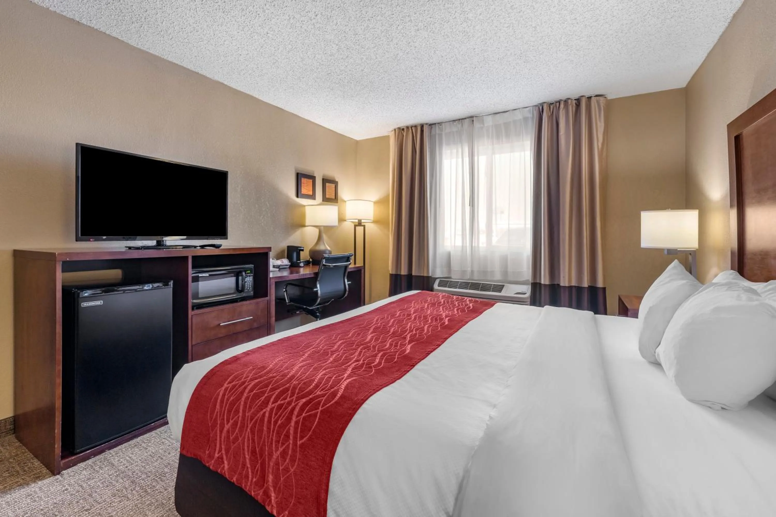 Bedroom, Bed in Comfort Inn & Suites Hays I-70