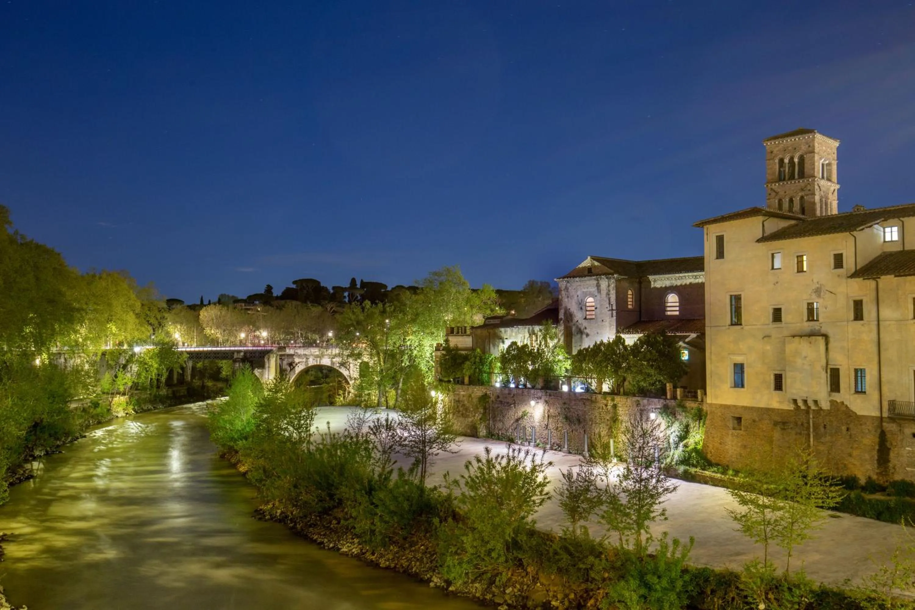 Nearby landmark in Almaìt