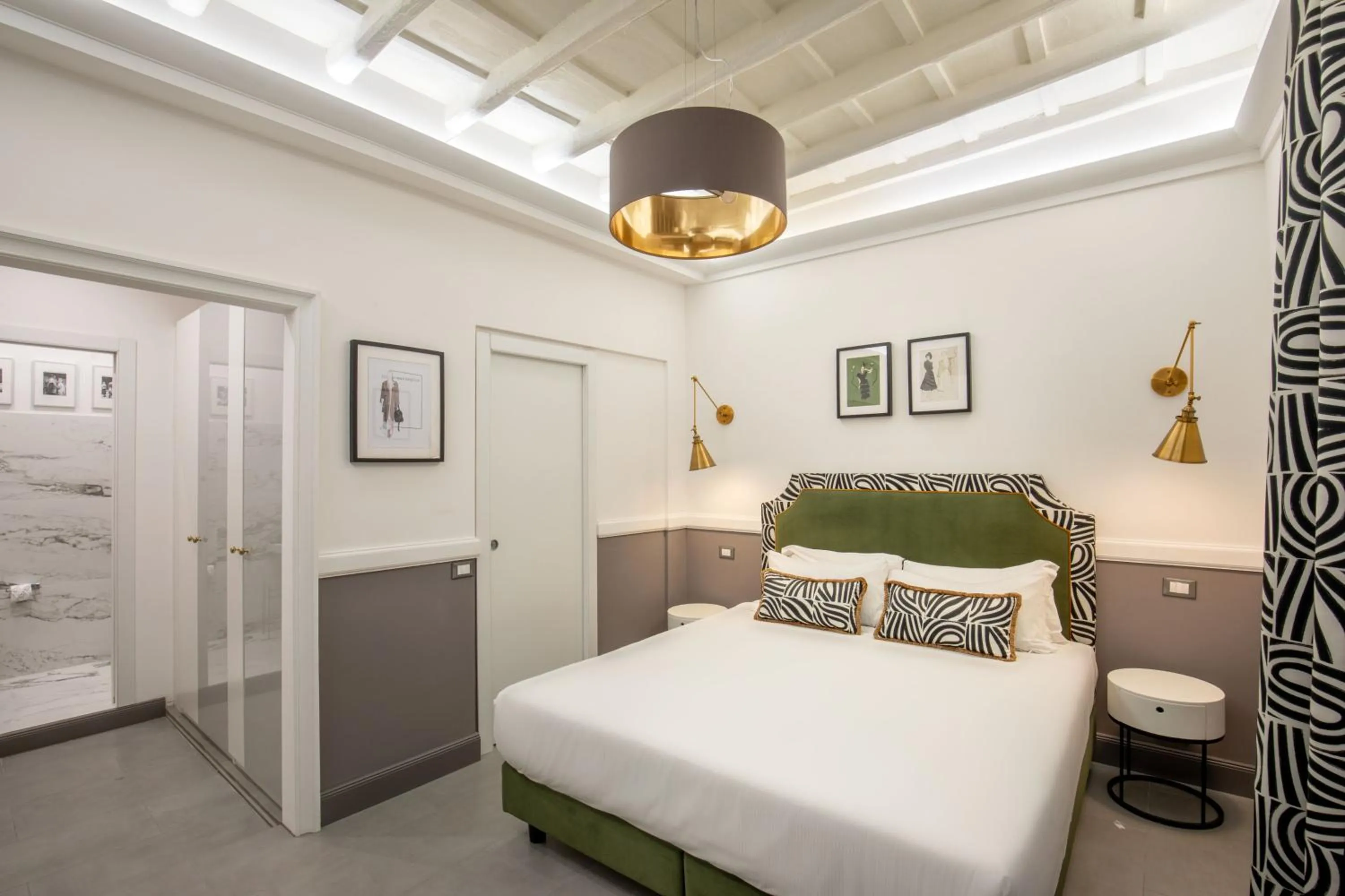 Shower, Bed in Almaìt