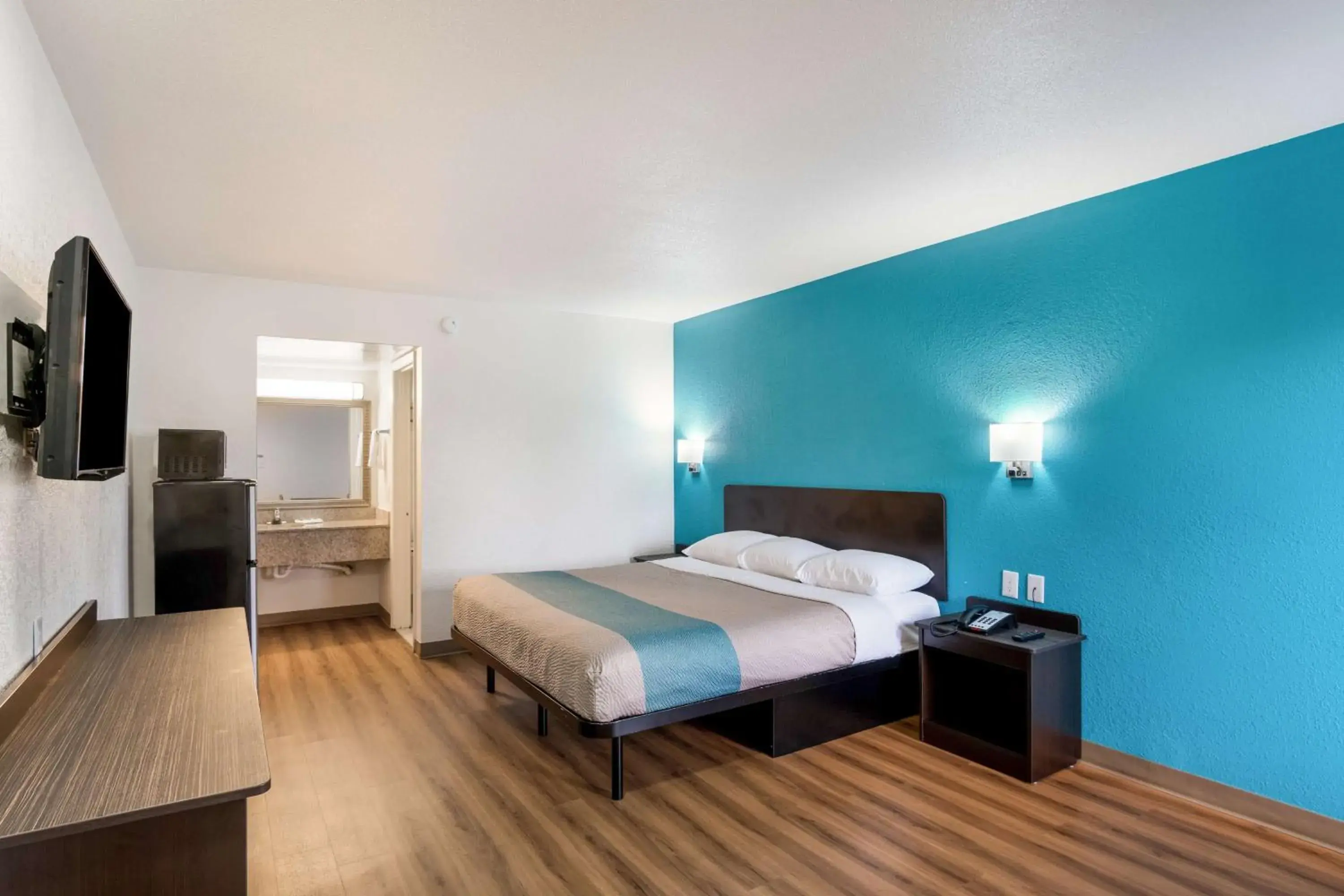 Deluxe King Room - Non-Smoking in Motel 6-Lexington, KY - Airport Deluxe King Room - Non-Smoking in Motel 6-Lexington, KY - Airport