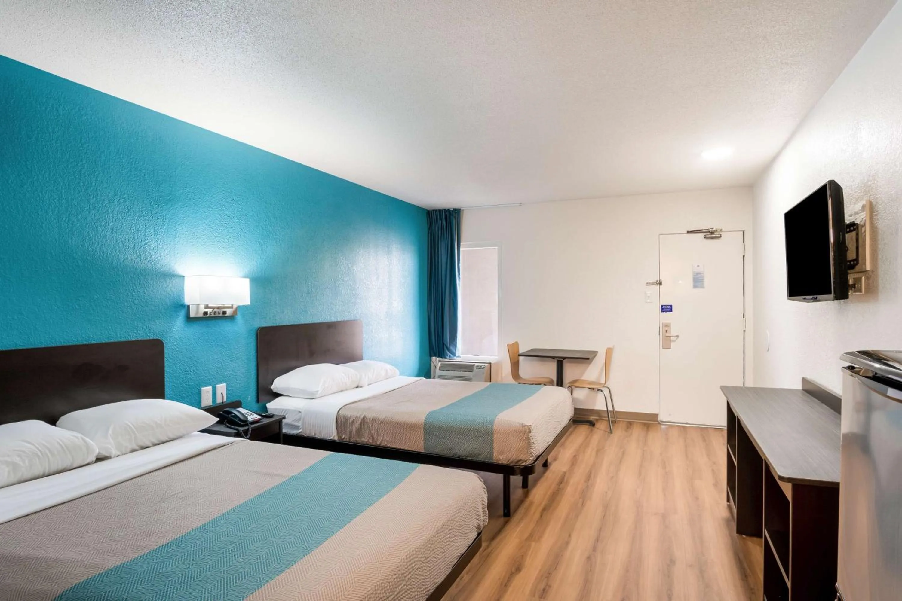 Photo of the whole room, Bed in Motel 6-Lexington, KY - Airport