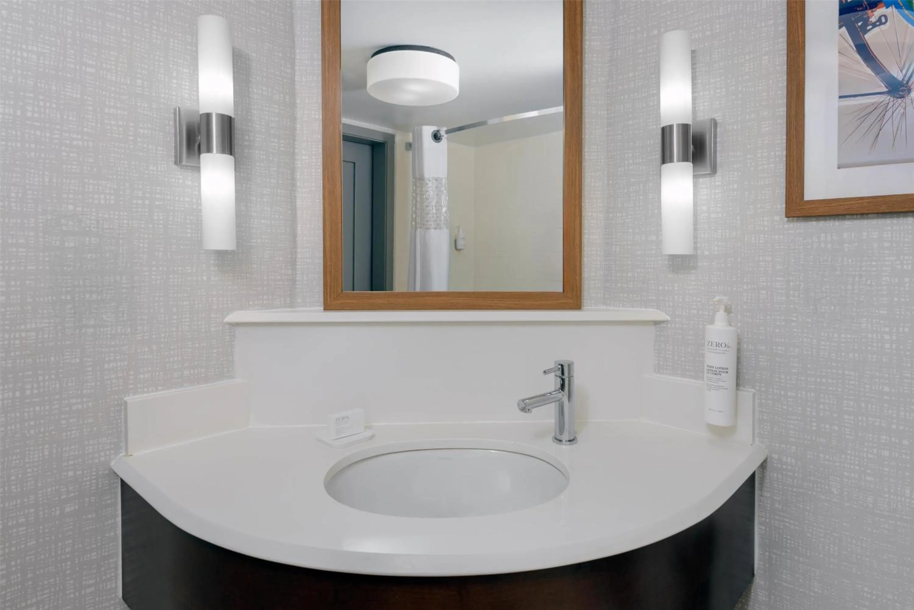 Bathroom in Hampton Inn Buffalo-Airport Galleria Mall