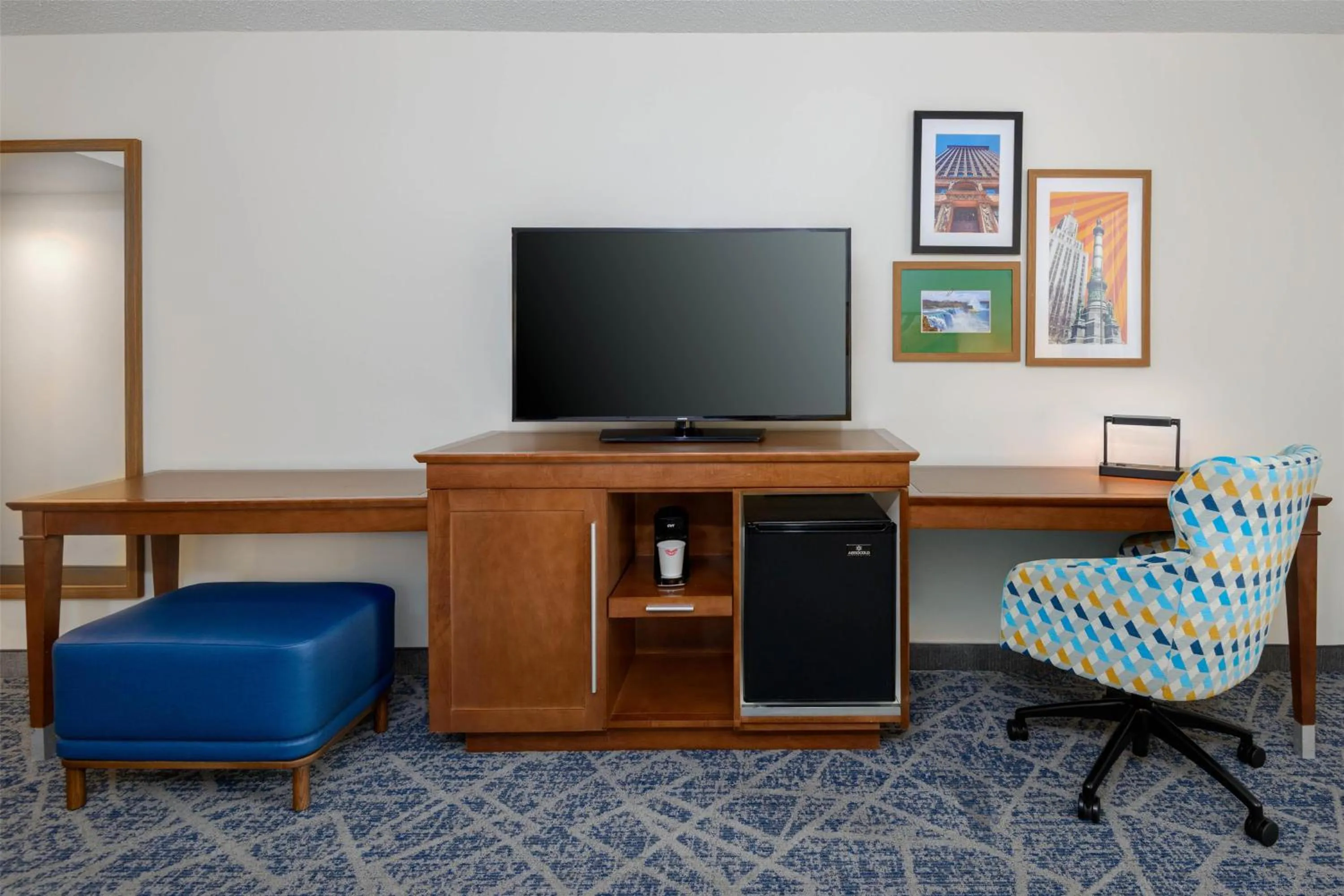 Bedroom in Hampton Inn Buffalo-Airport Galleria Mall