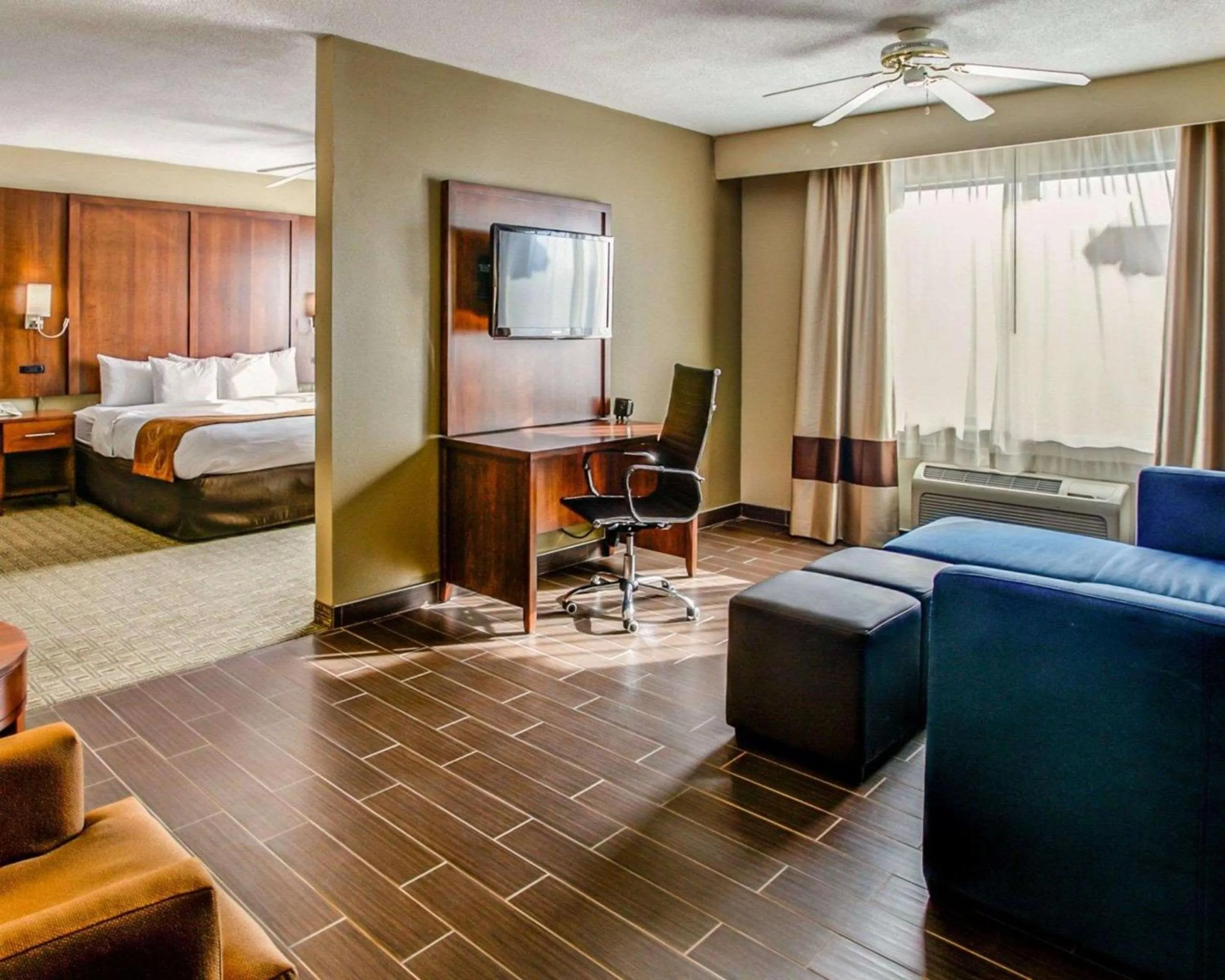 Photo of the whole room, Bed in Comfort Suites Georgetown