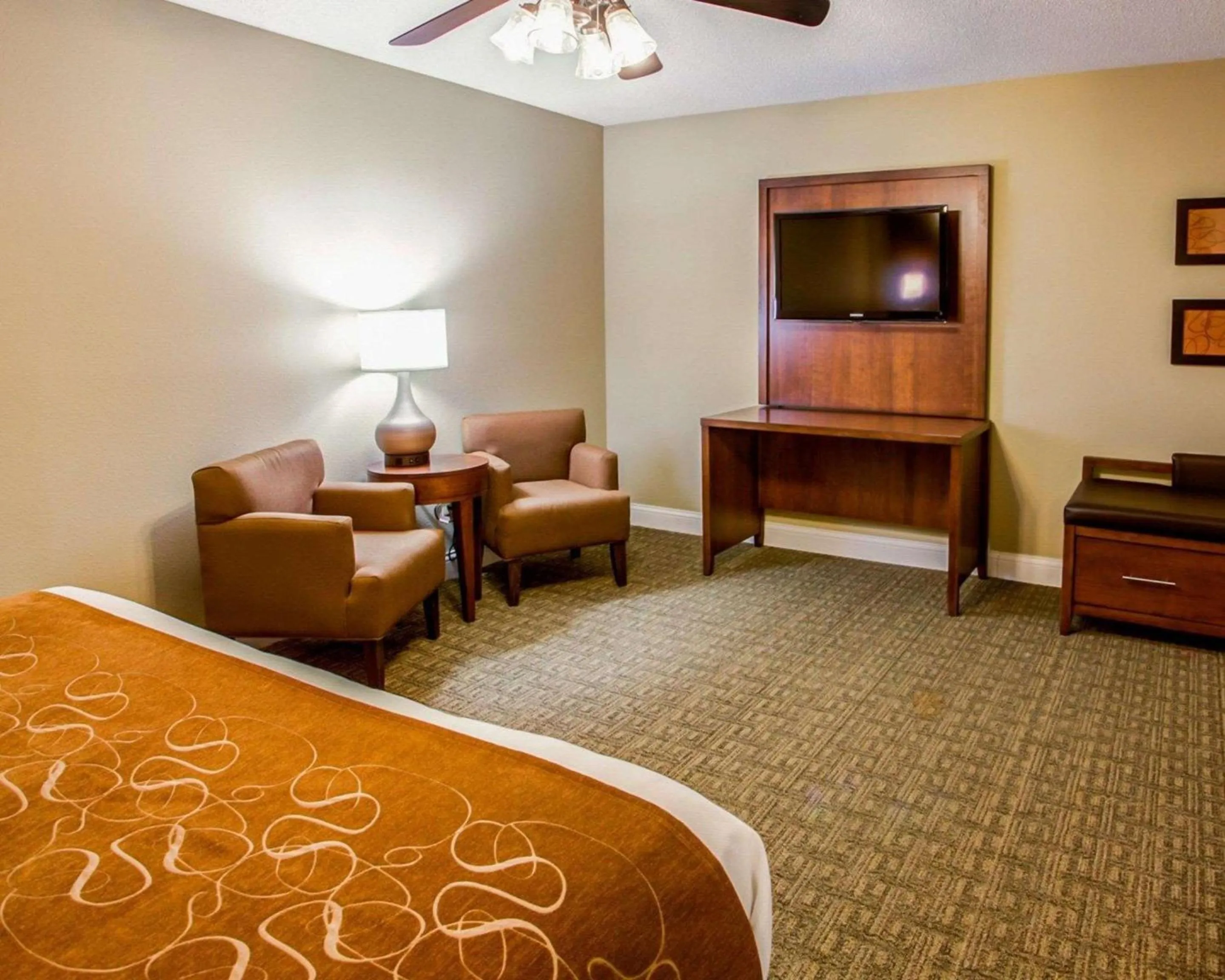 Photo of the whole room, Bed in Comfort Suites Georgetown