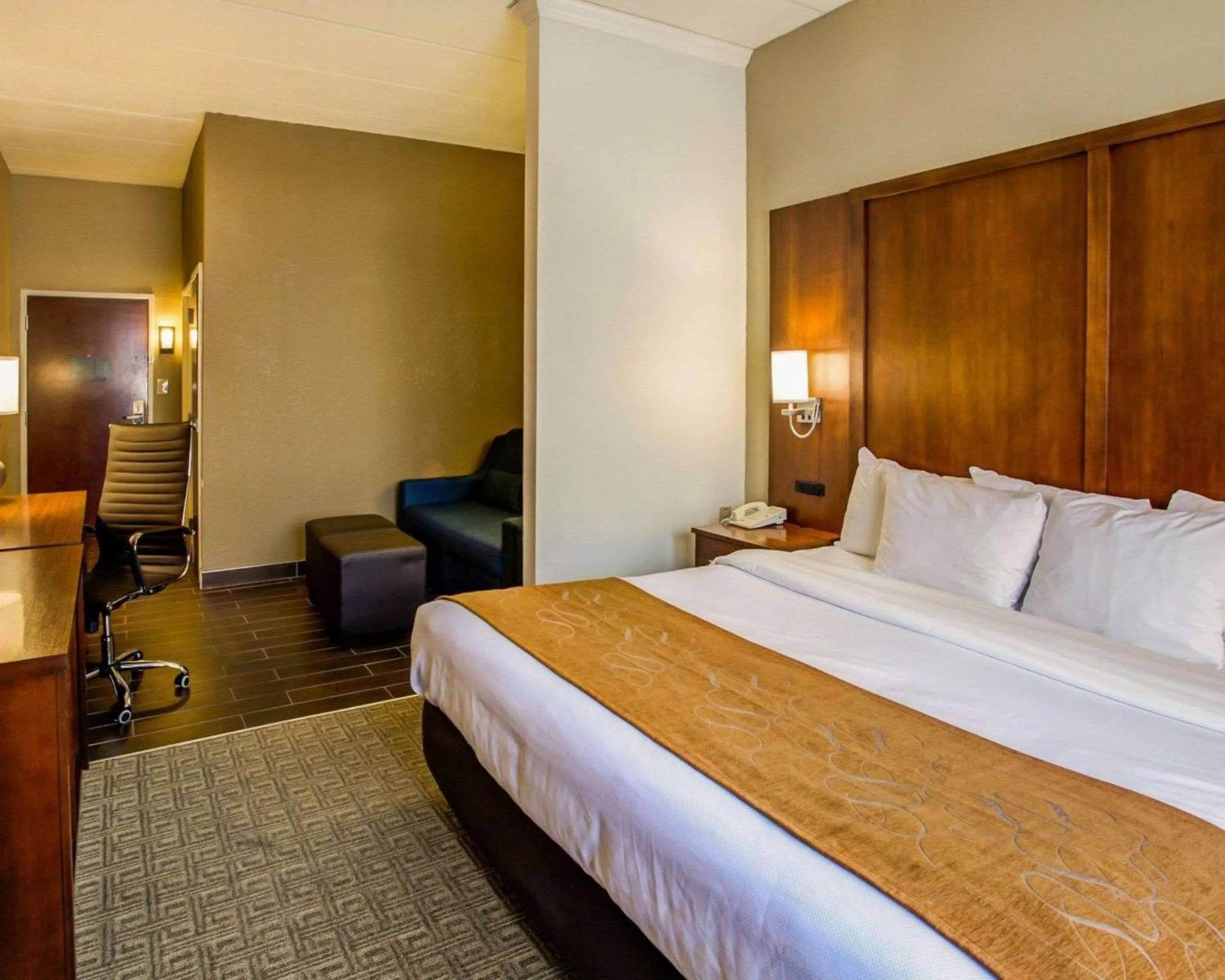 Photo of the whole room, Bed in Comfort Suites Georgetown