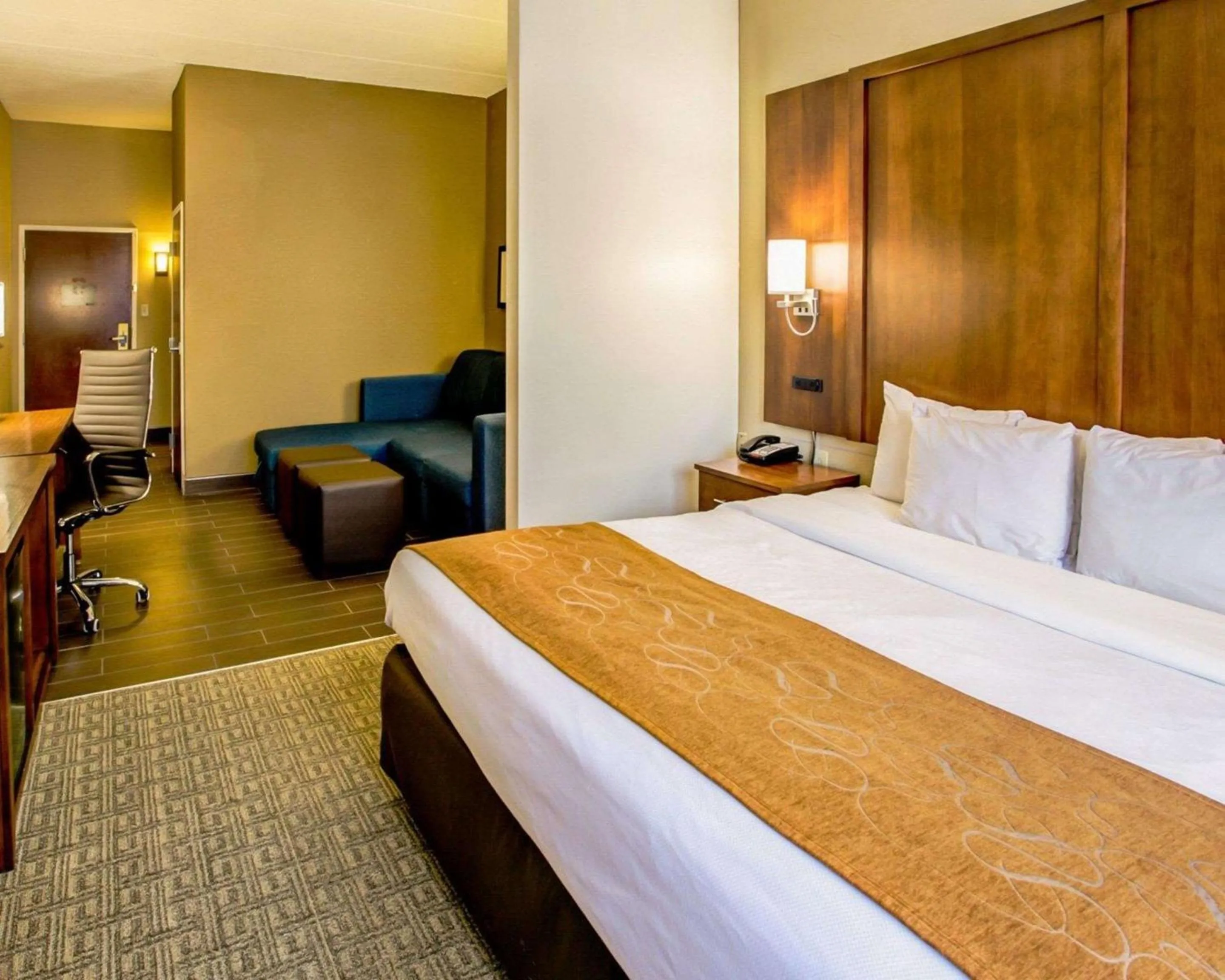 Photo of the whole room, Bed in Comfort Suites Georgetown