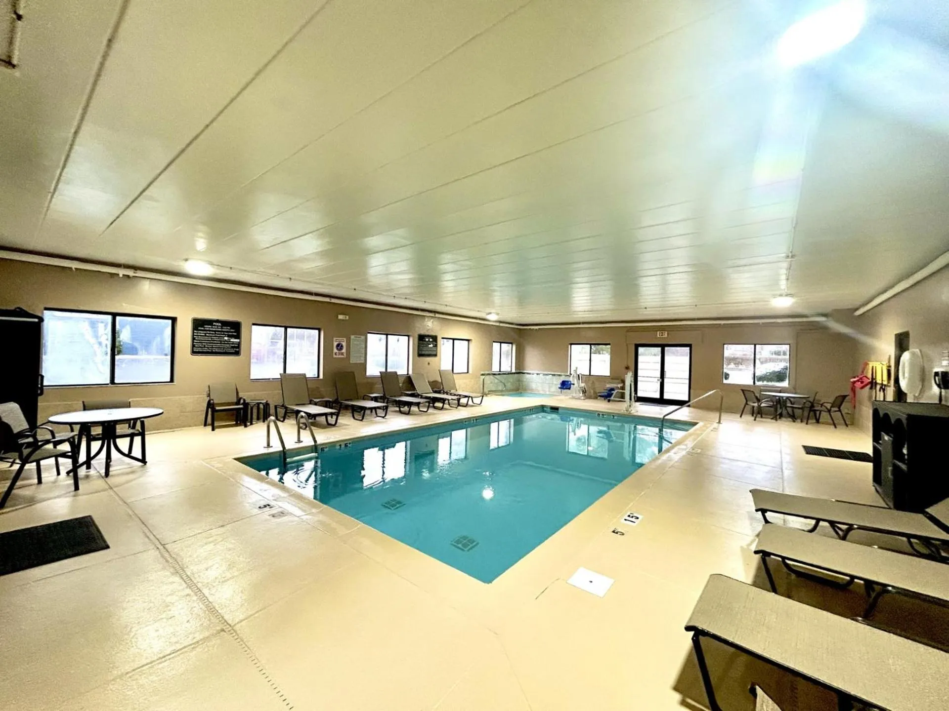 Swimming pool in Comfort Suites Georgetown