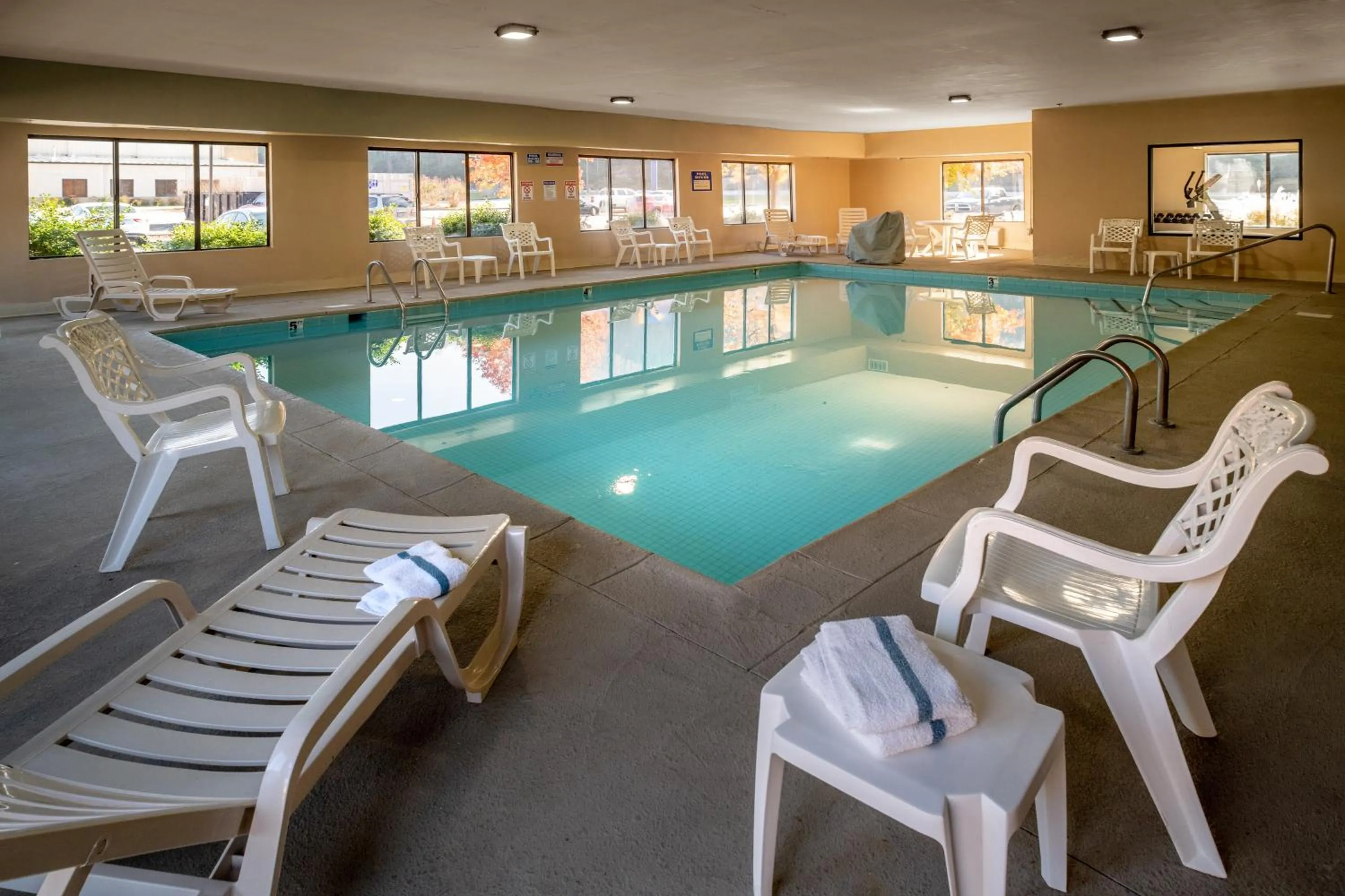 Swimming pool in Comfort Suites Prestonsburg West