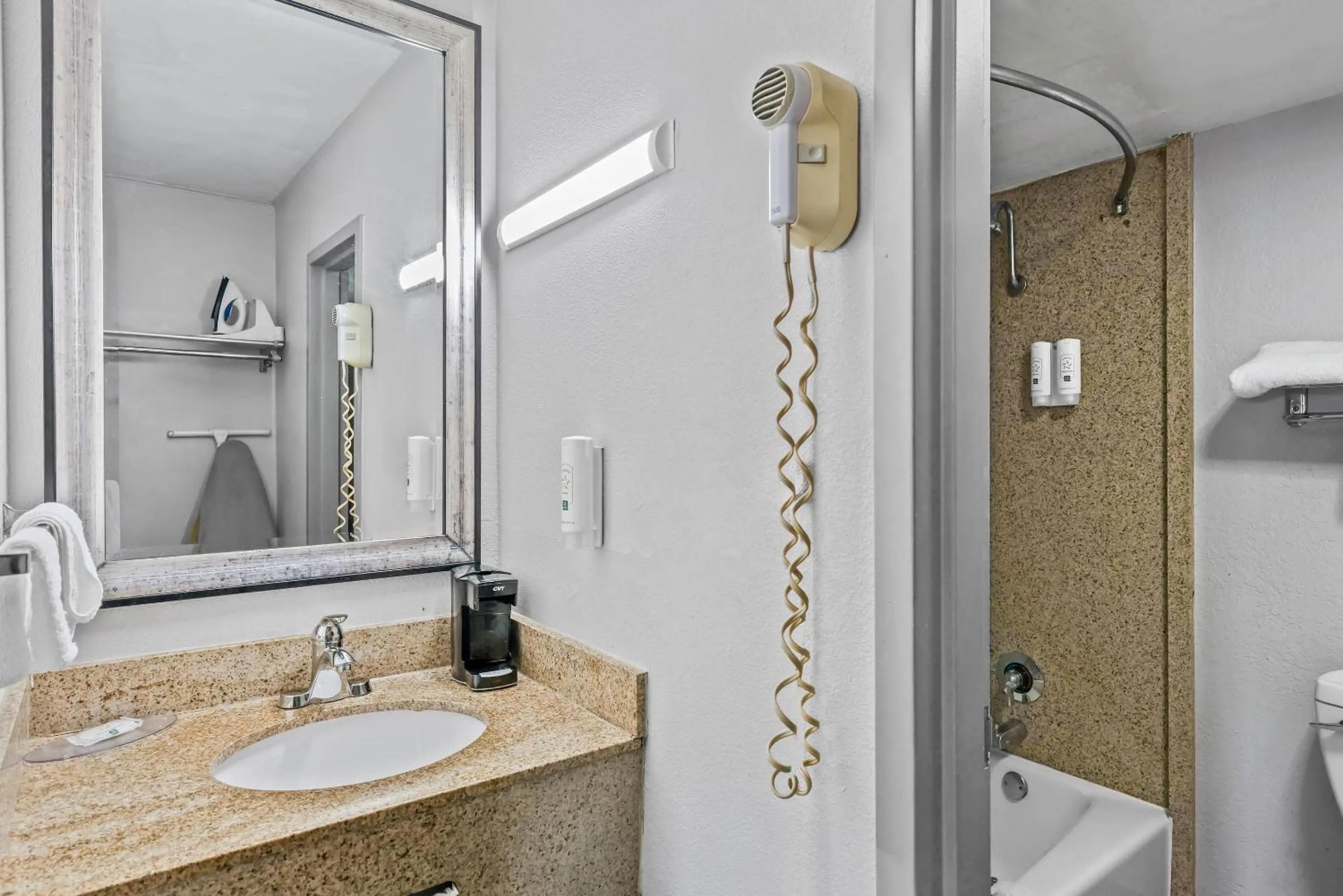 Bedroom in Quality Inn Bowling Green South