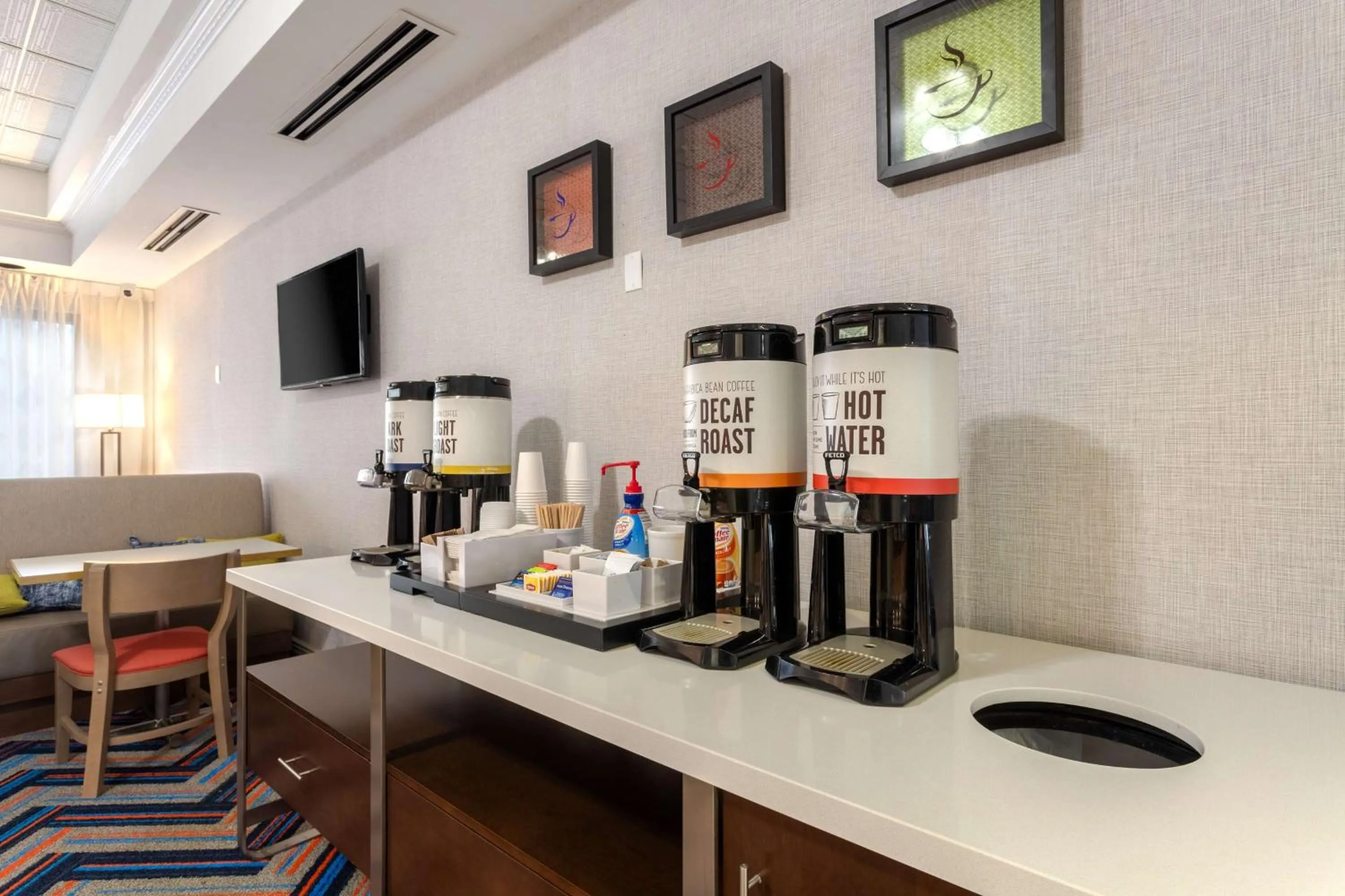 Coffee/tea facilities in Hampton Inn Buffalo-South/I-90