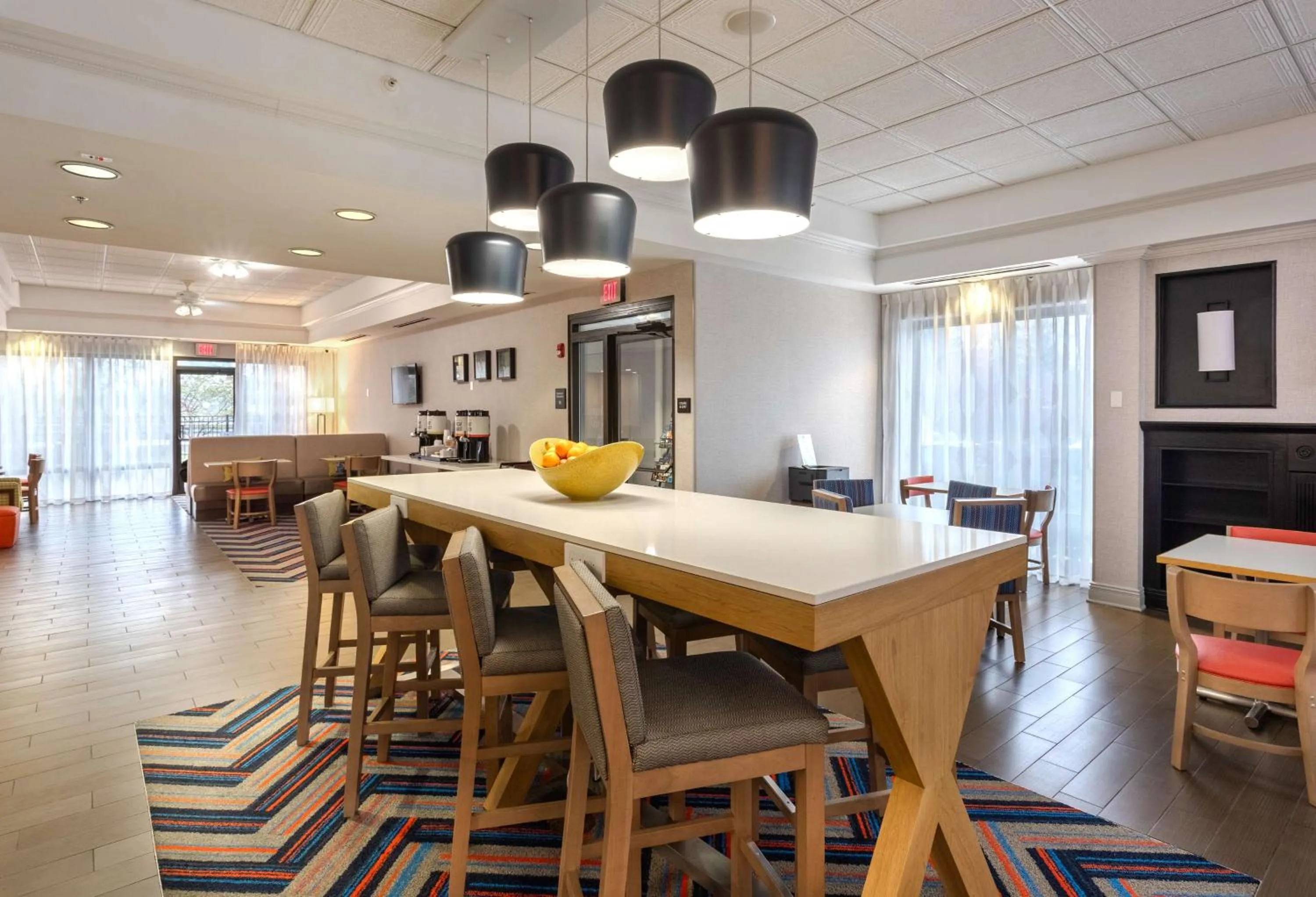 Seating area in Hampton Inn Buffalo-South/I-90