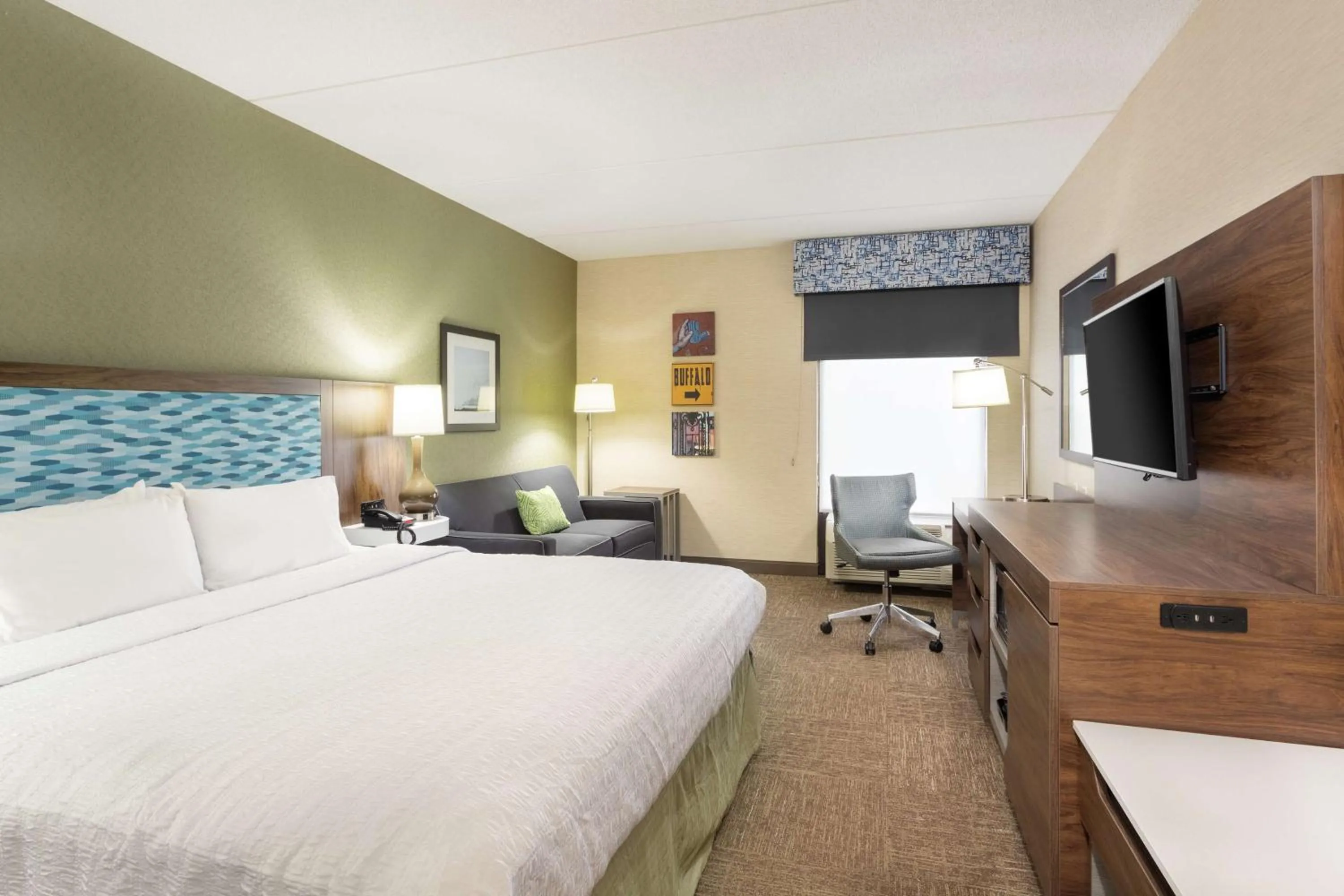 Bedroom, Bed in Hampton Inn Buffalo-South/I-90