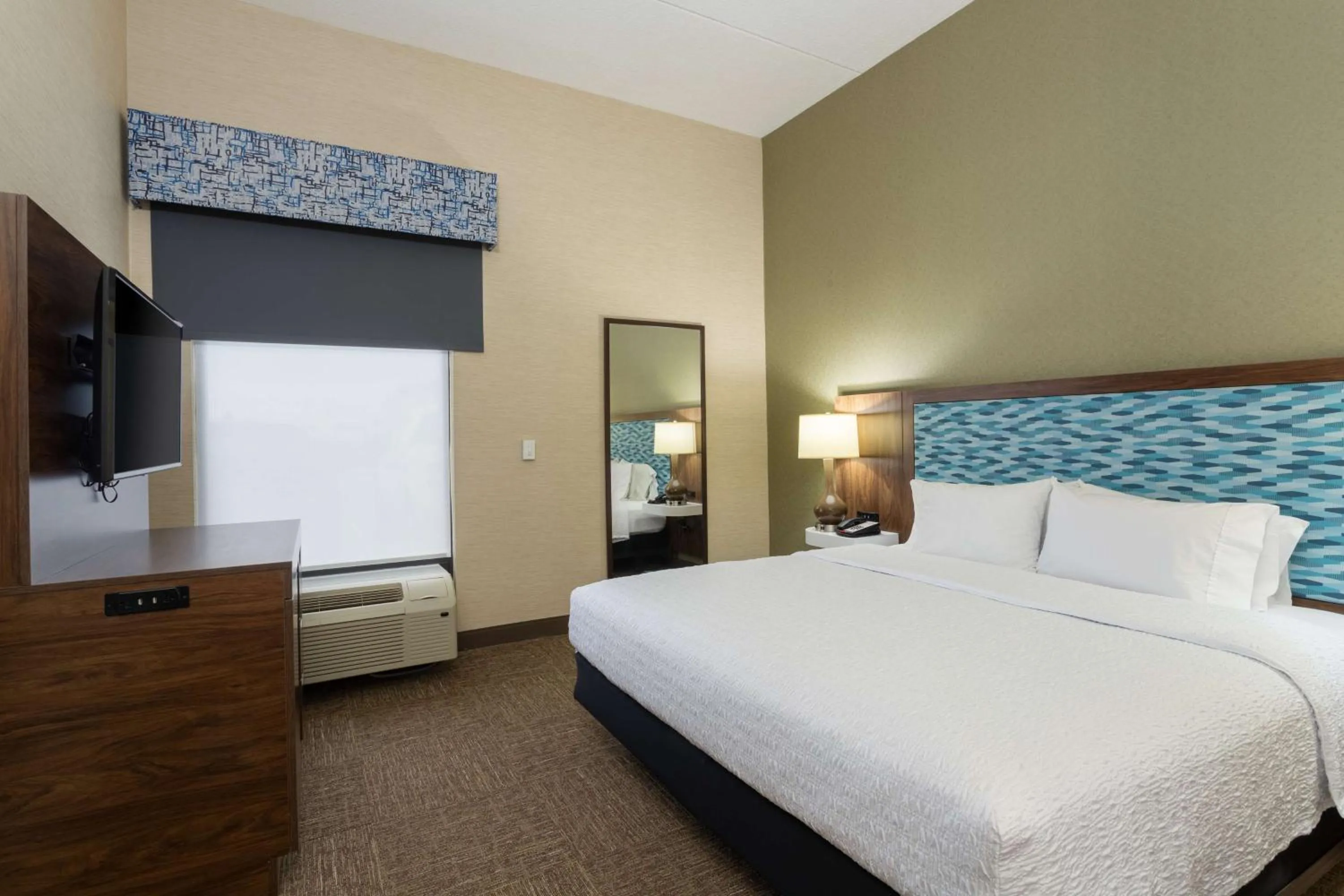 Bedroom, Bed in Hampton Inn Buffalo-South/I-90