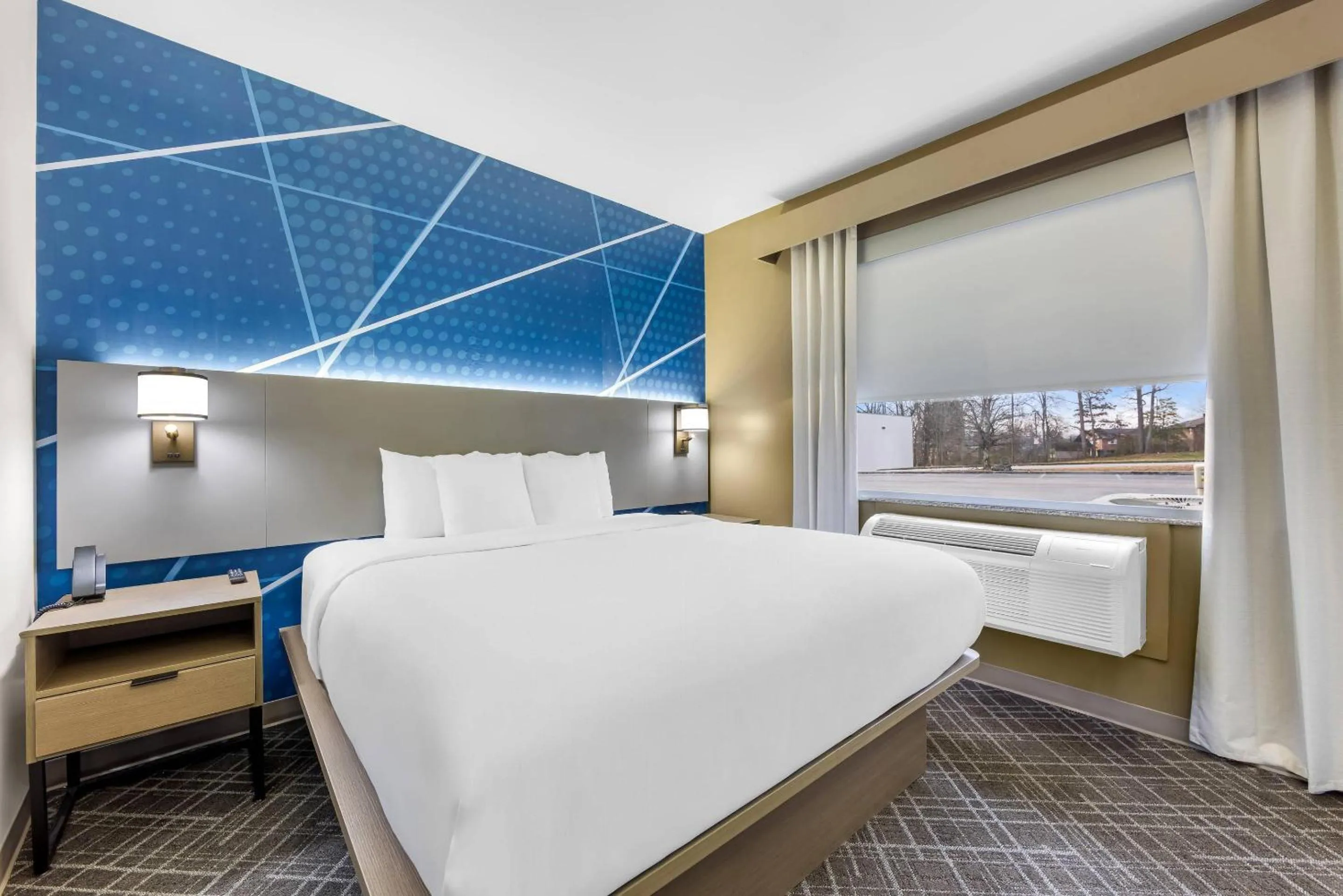 Bedroom, Bed in Comfort Suites London South