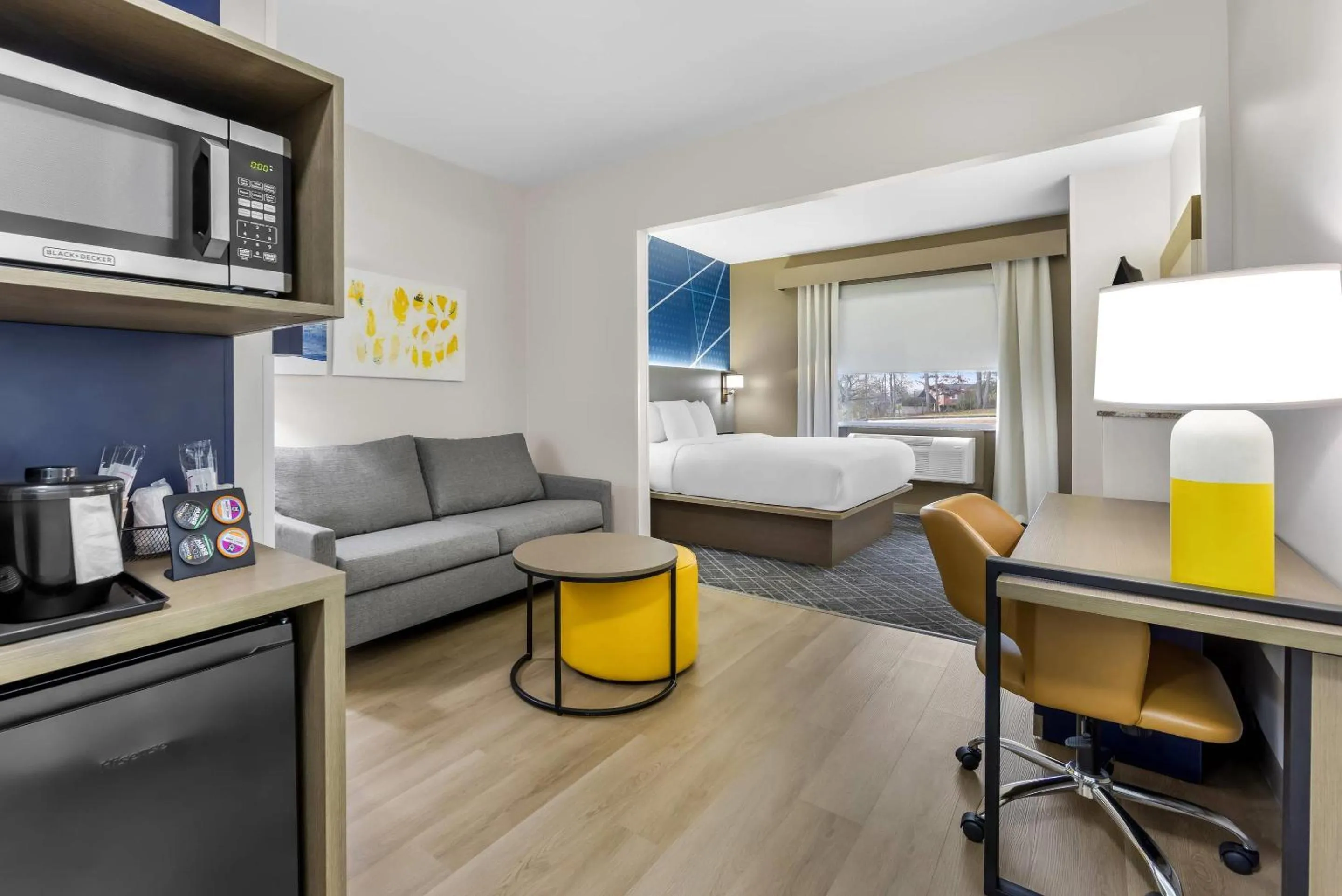 Bedroom, Bed in Comfort Suites London South