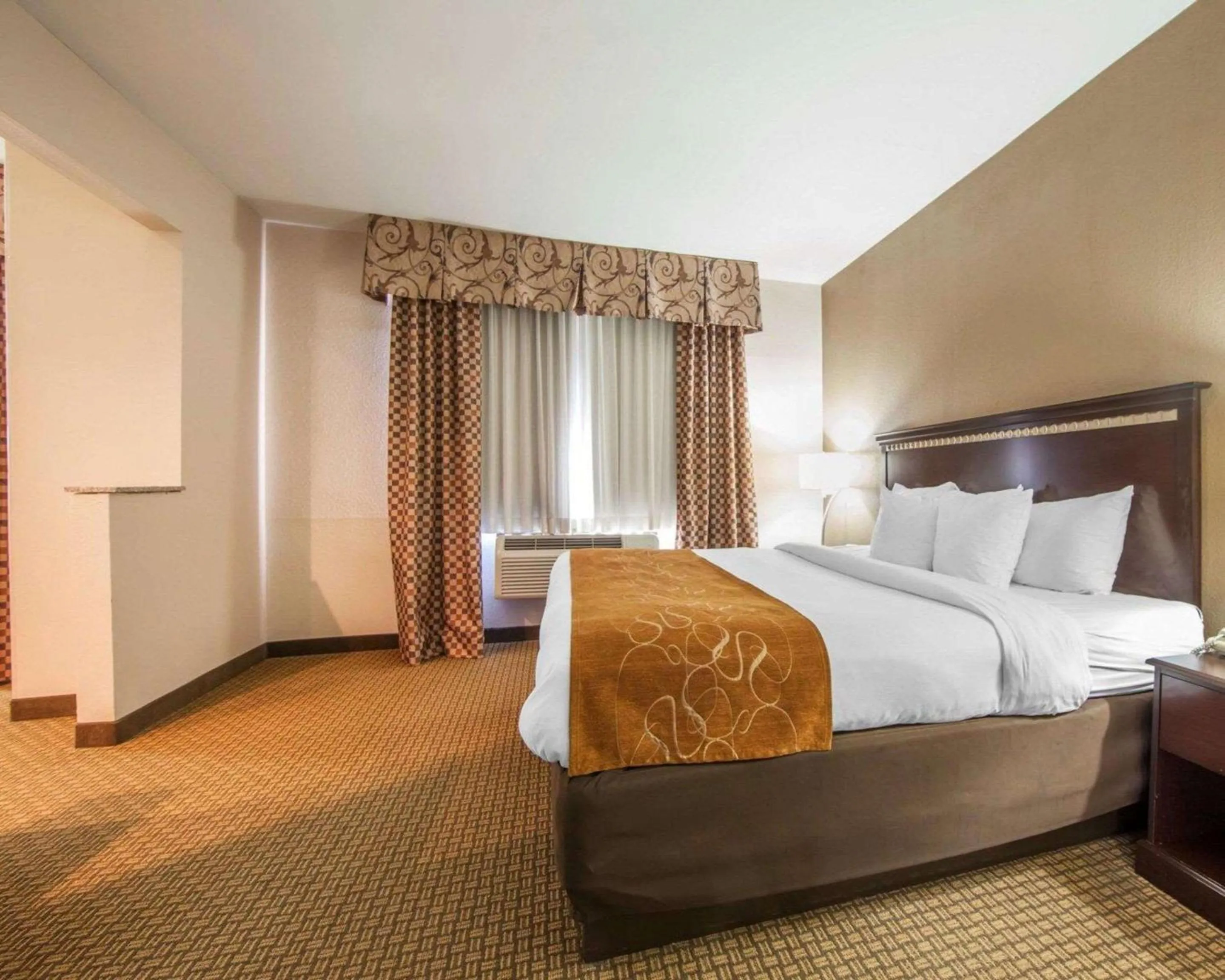 Photo of the whole room in Comfort Suites London South