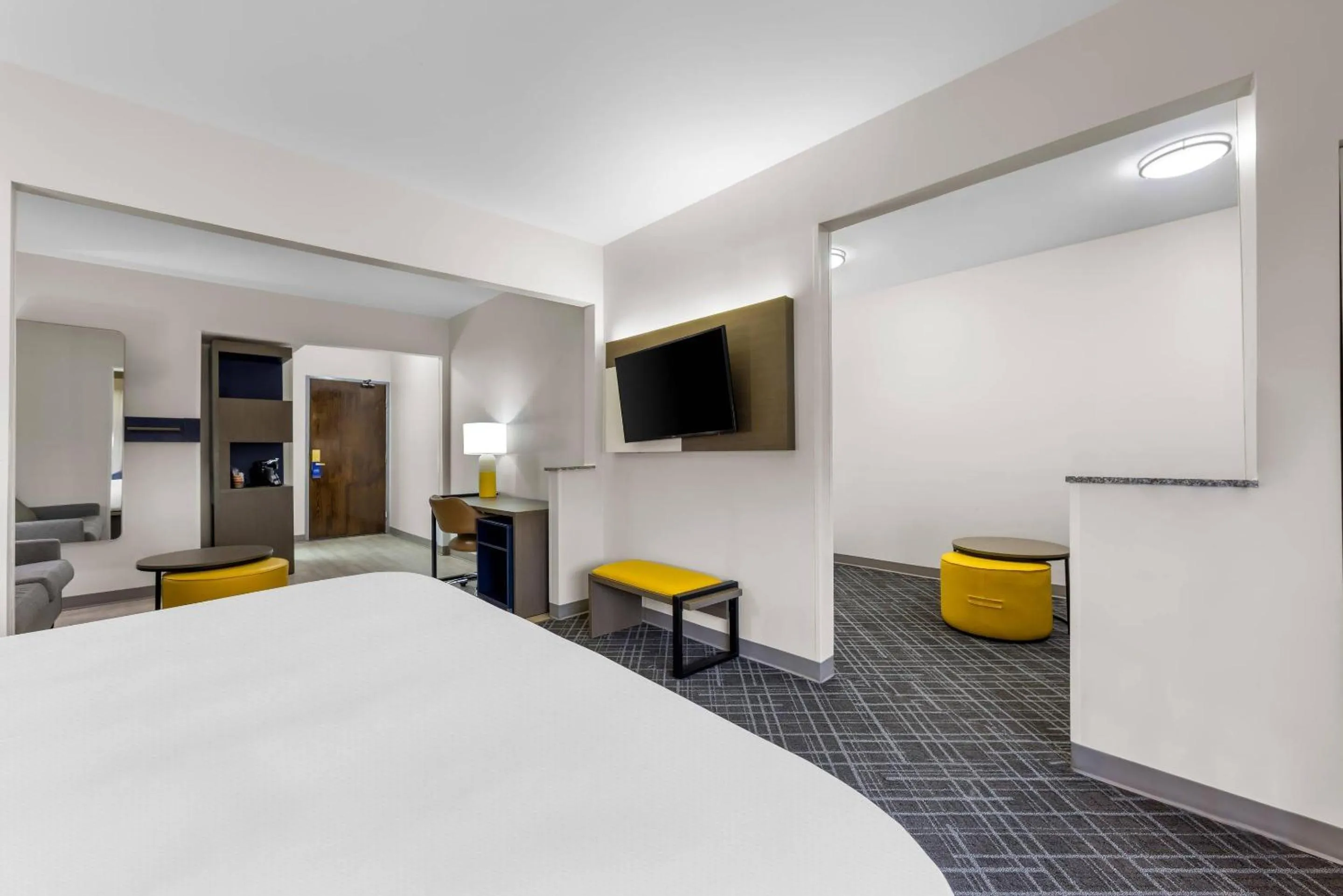 Bedroom, Bed in Comfort Suites London South