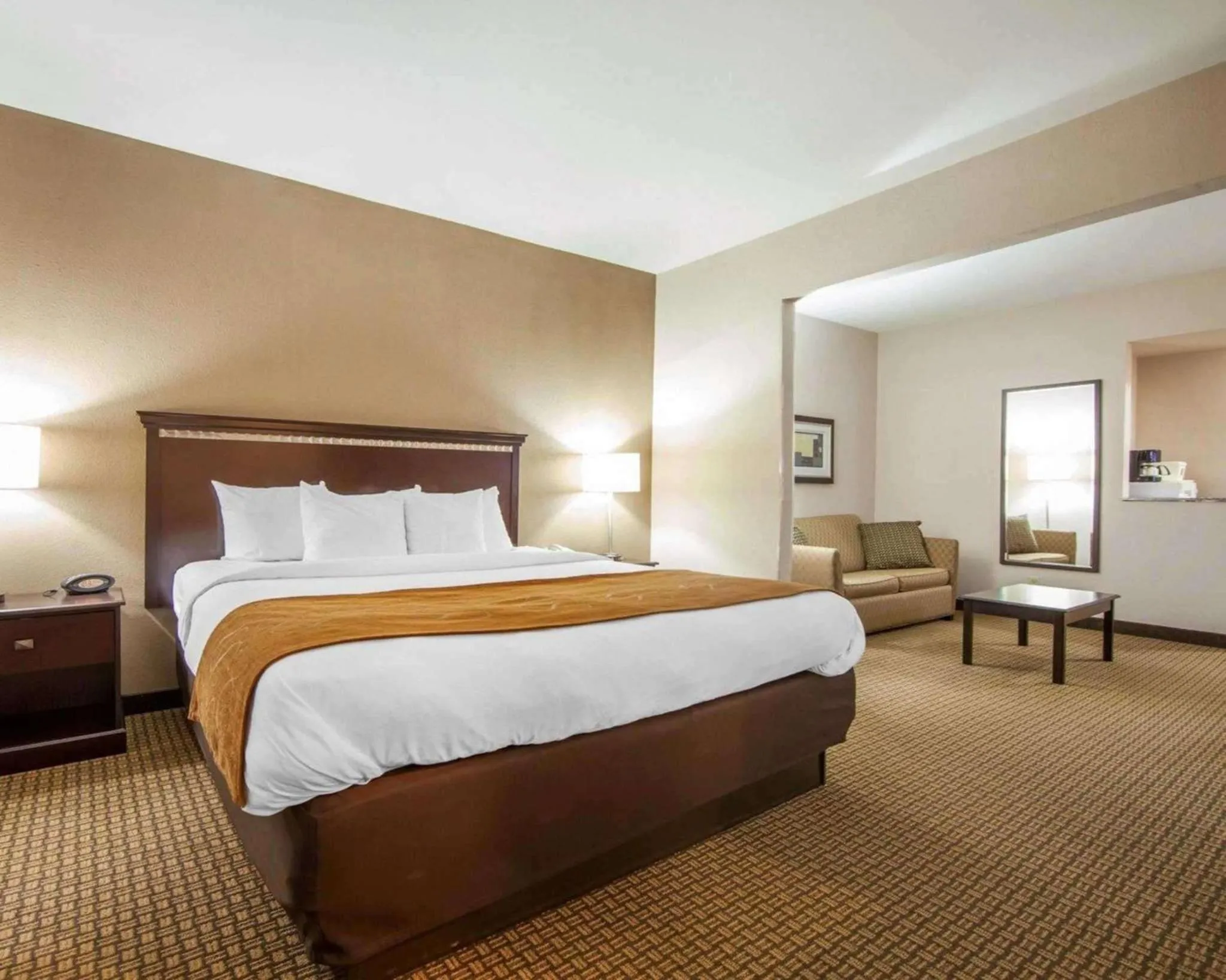 Photo of the whole room in Comfort Suites London South