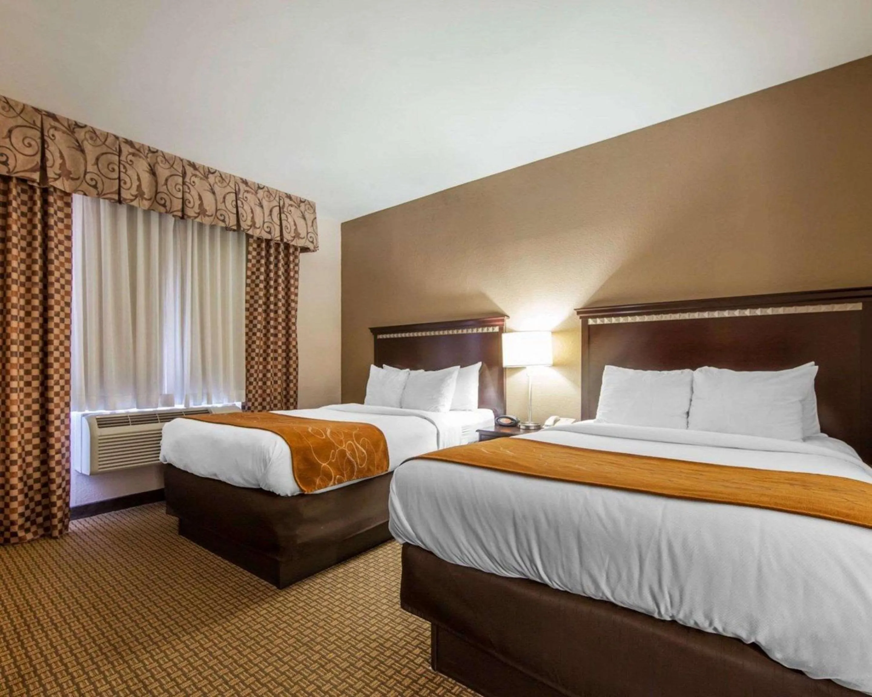 Photo of the whole room in Comfort Suites London South