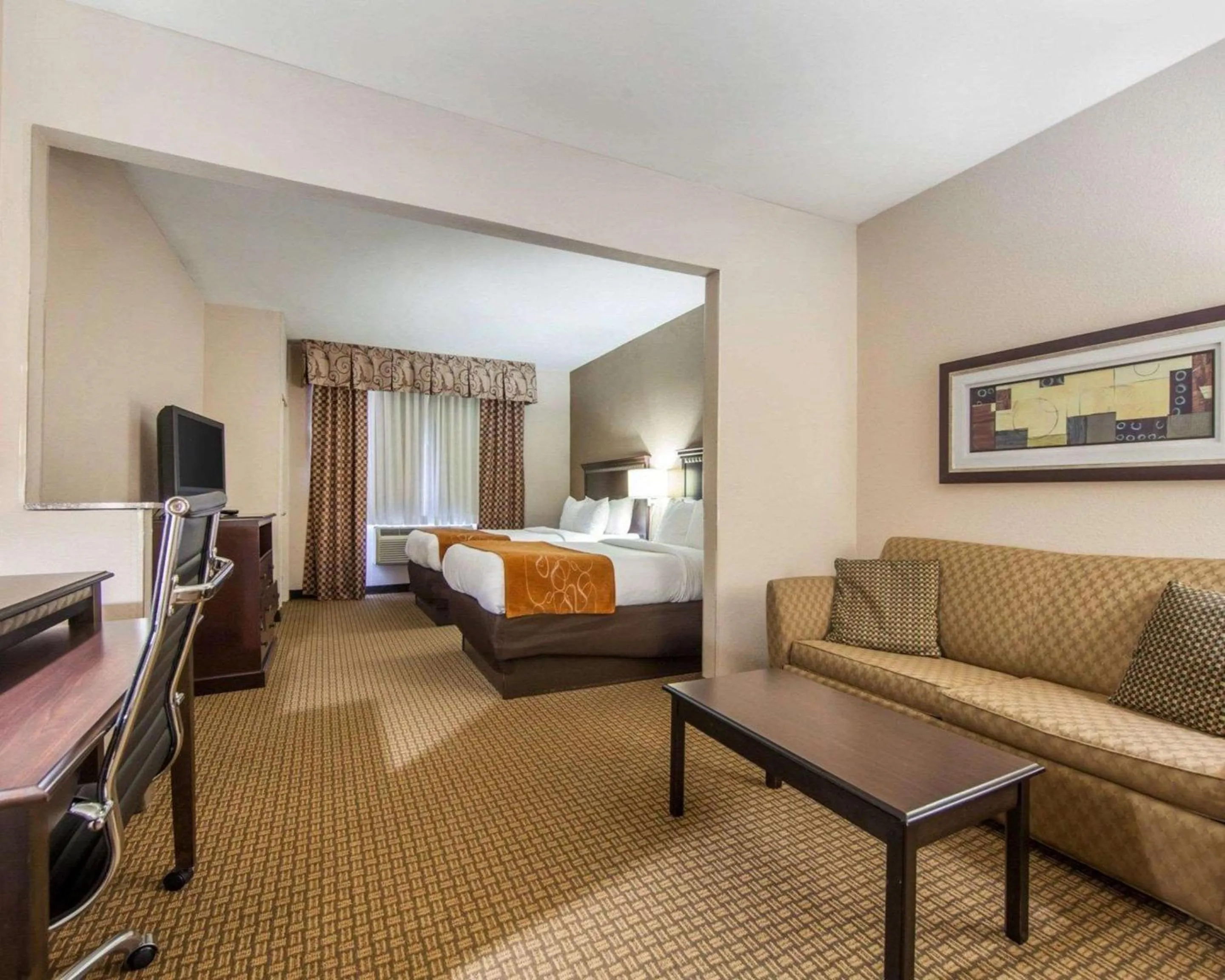 Photo of the whole room in Comfort Suites London South