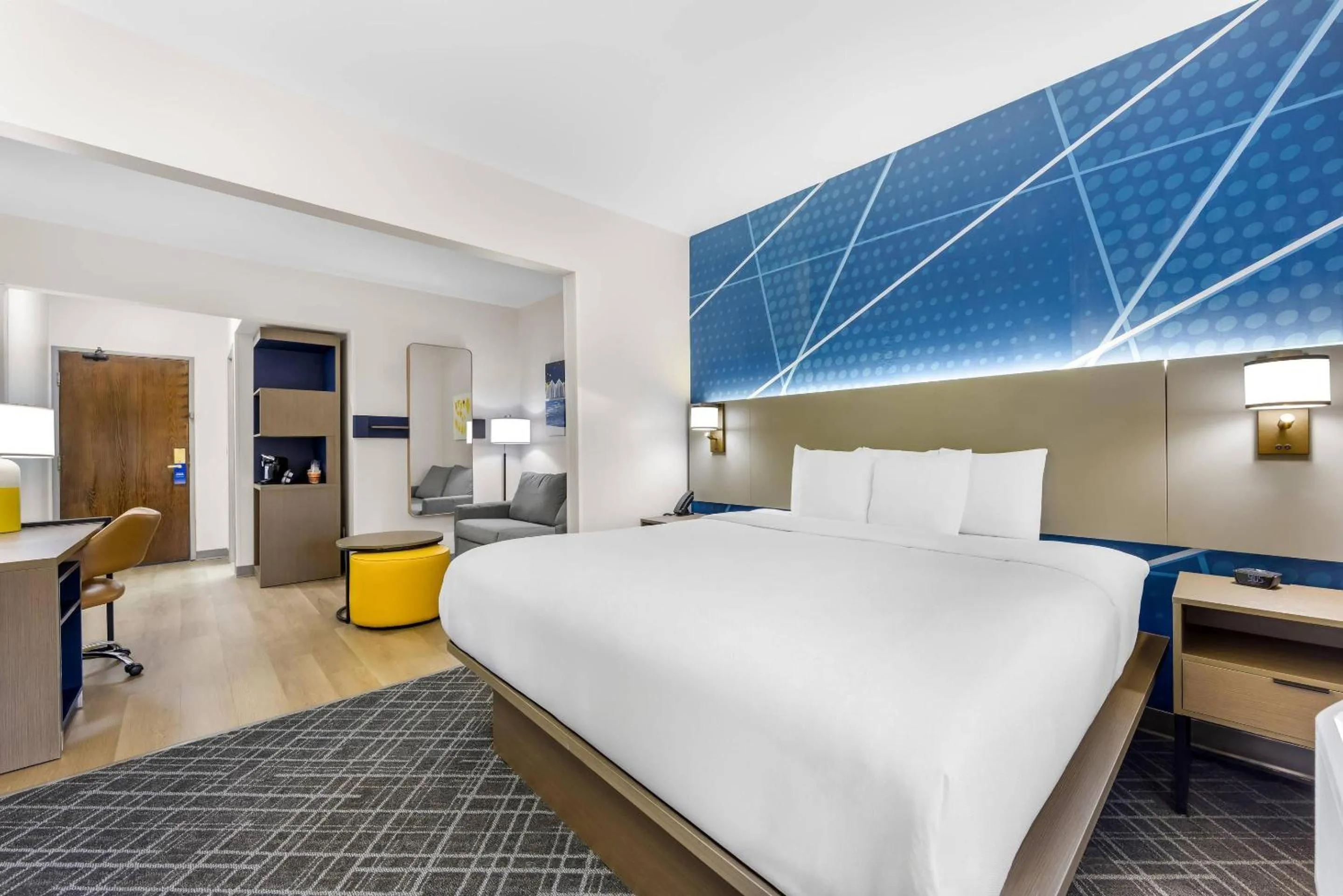 Bedroom, Bed in Comfort Suites London South