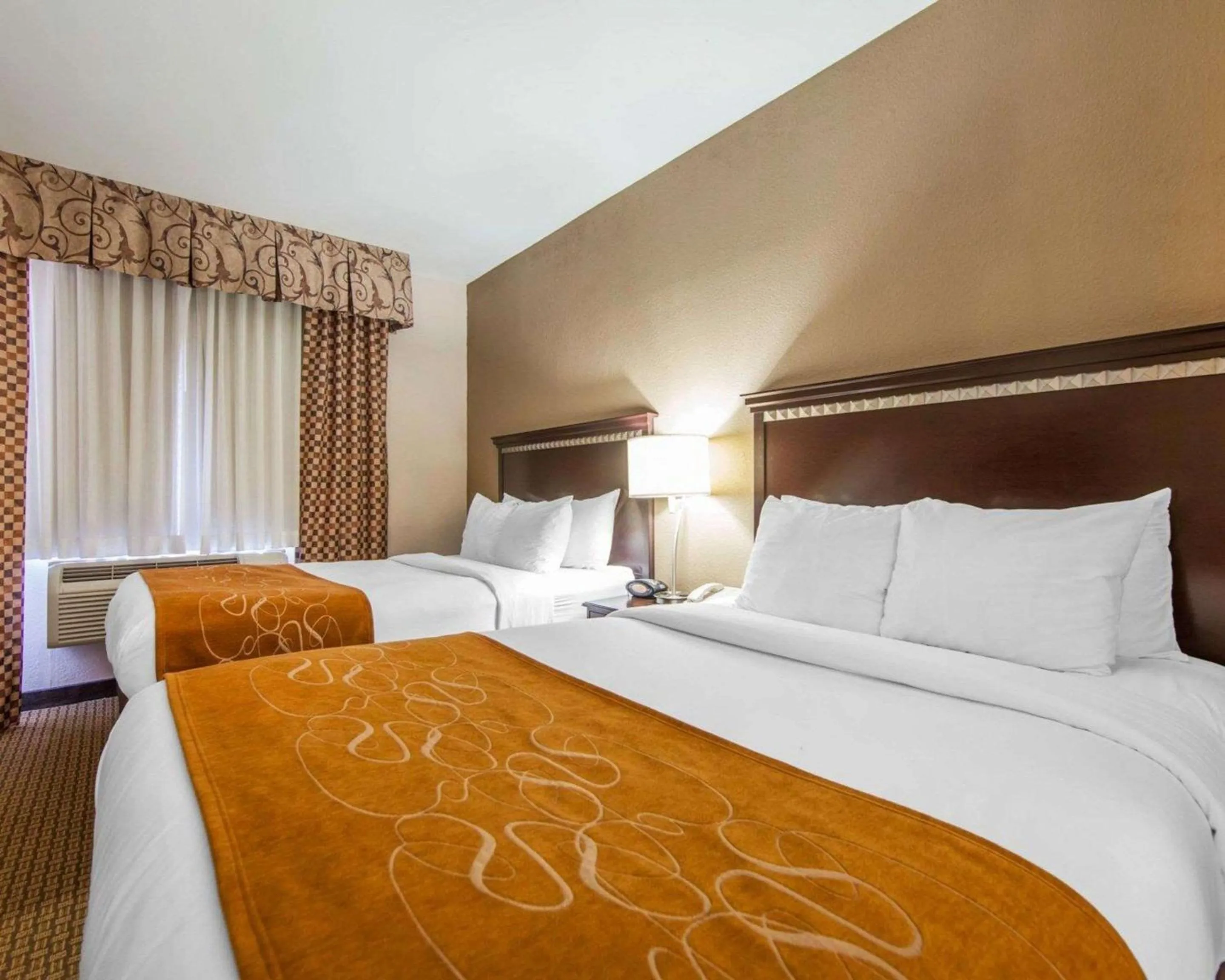 Photo of the whole room in Comfort Suites London South